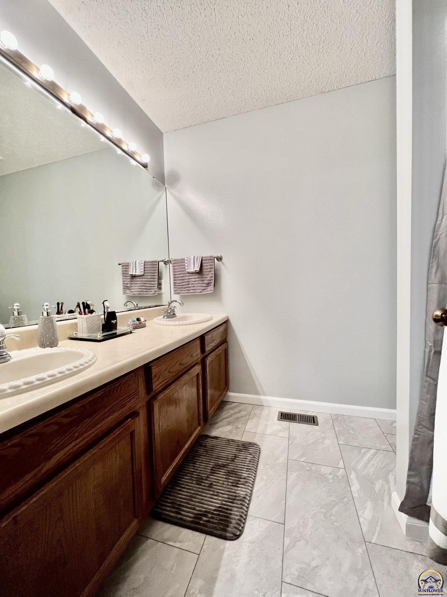 Sw Timberlake Ln, Topeka, KS 66614