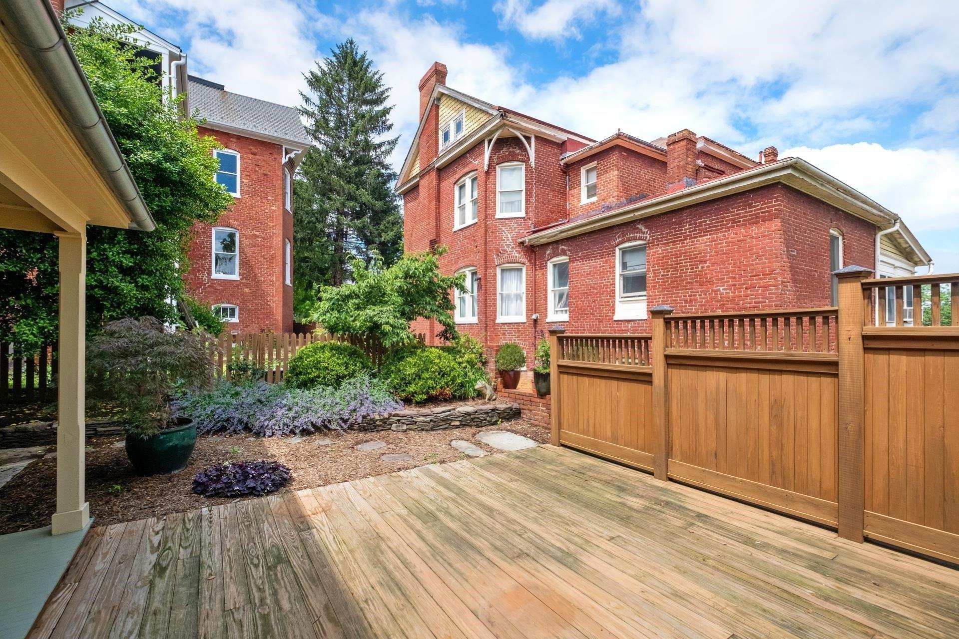 N Washington St, Staunton, VA 24401