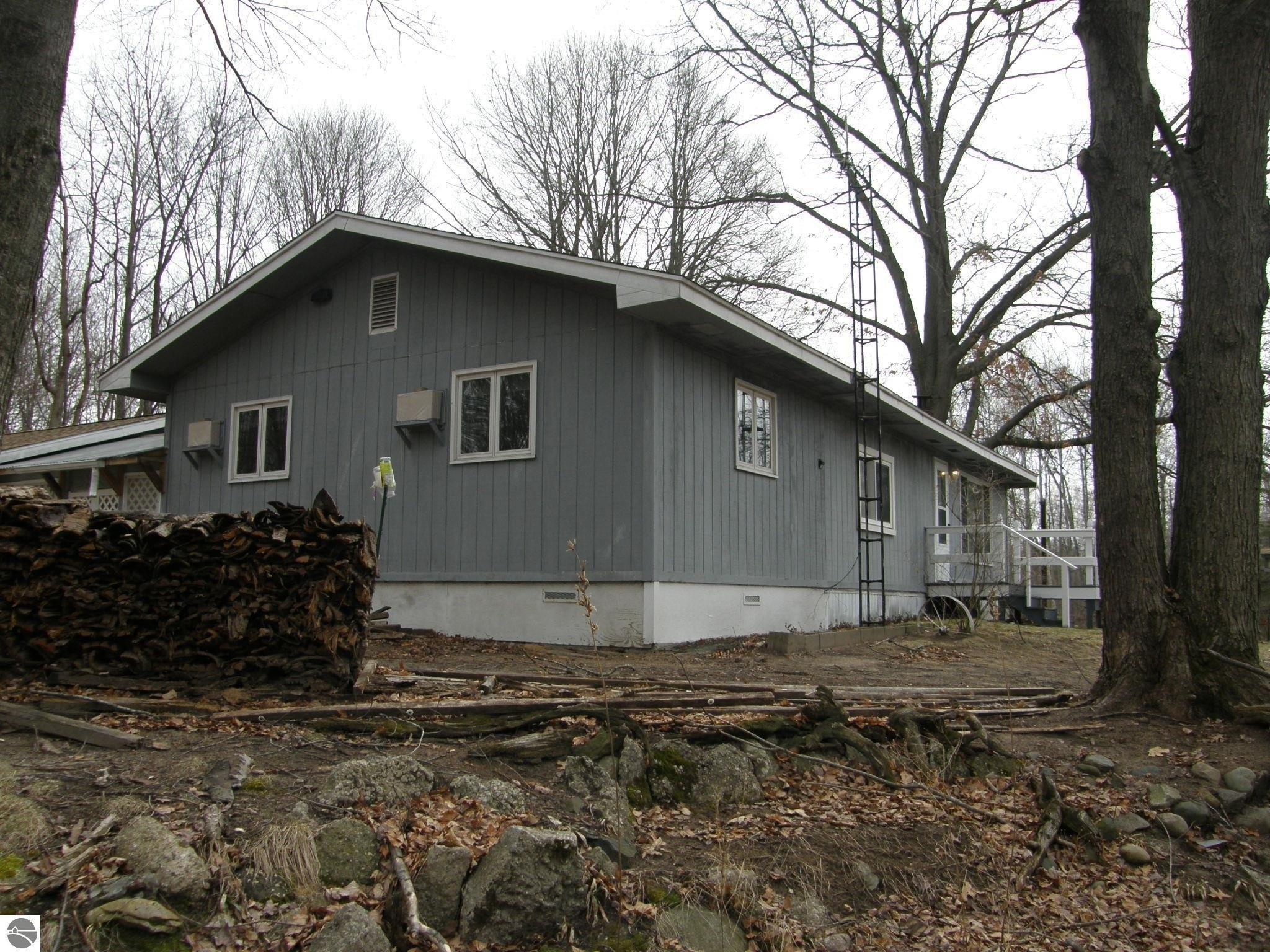 W Gordonville Rd, Midland, MI 48640