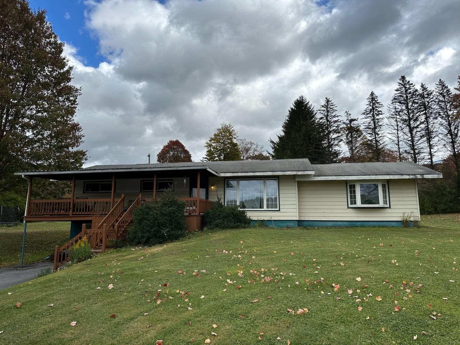 Woodhill Dr, Carol Stream, IL 60188