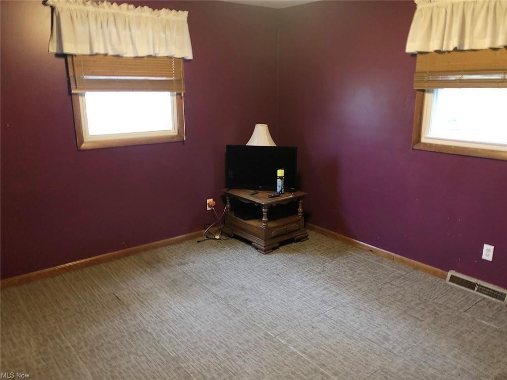 Midway St Nw, Uniontown, OH 44685