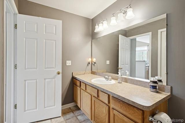 Olde English Cir, Howell, MI 48855