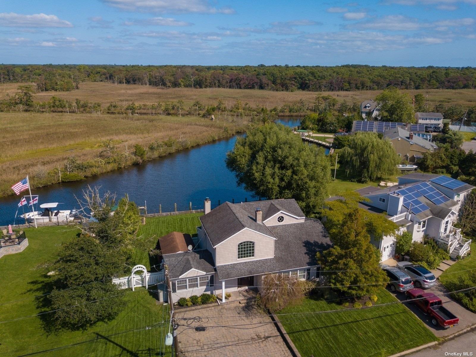 Edgewater Rd, Oakdale, NY 11769
