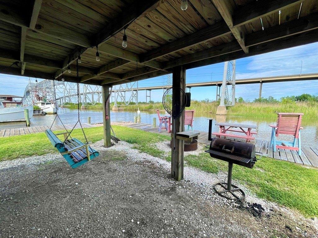 Rainbow Ln, Port Arthur, TX 77642