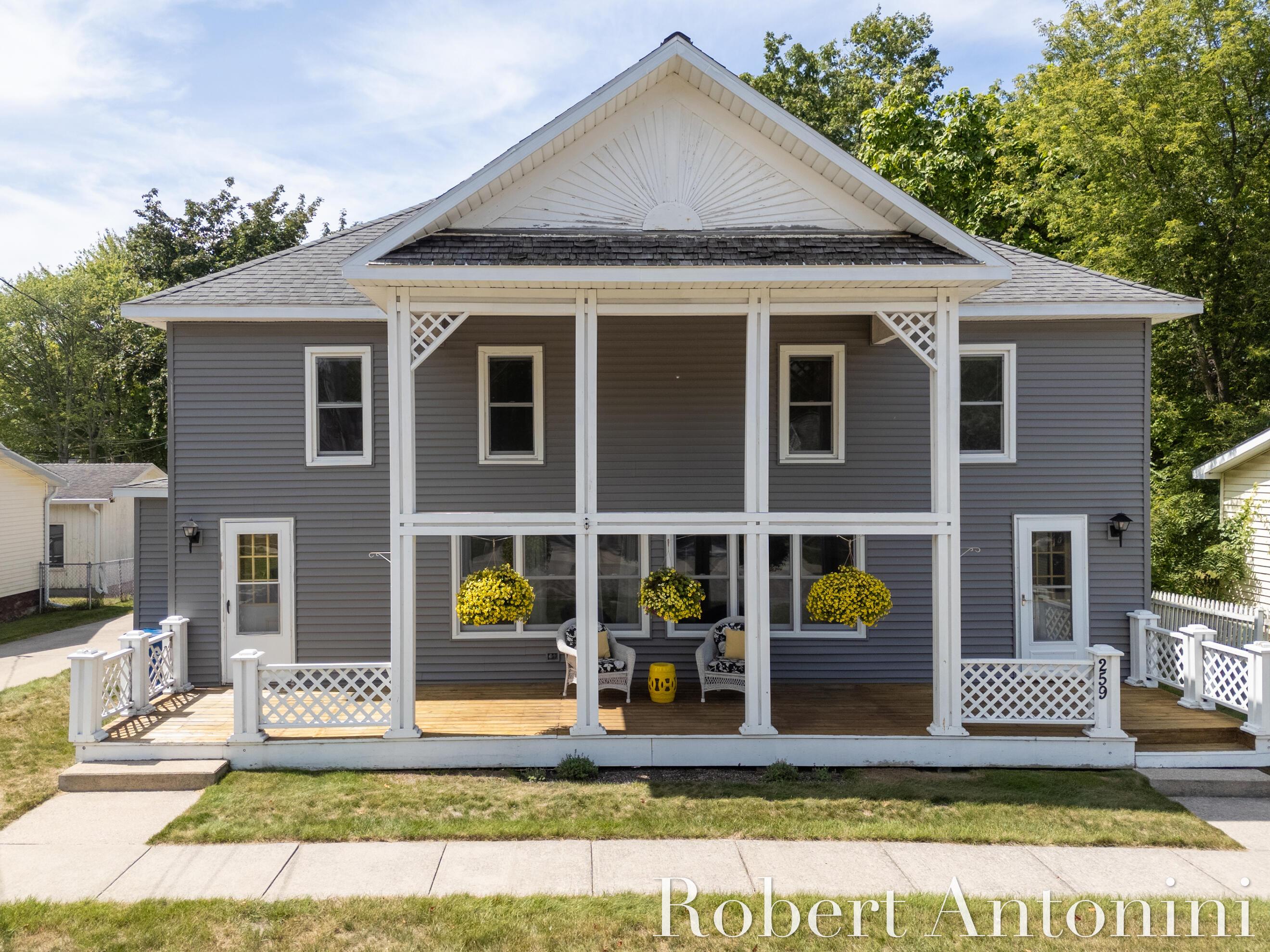S Wythe St, Pentwater, MI 49449