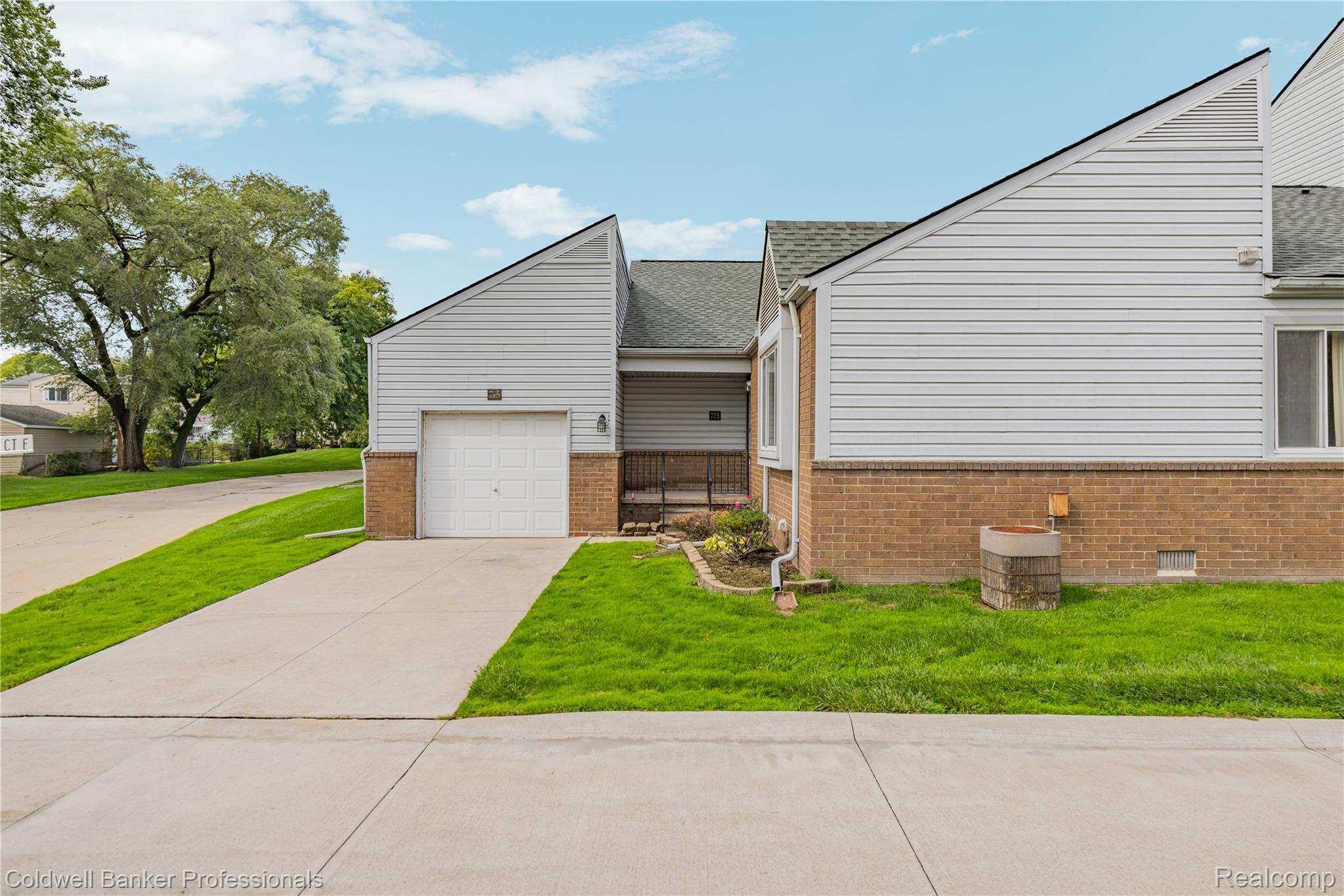 Claire Pointe Ct E, Saint Clair Shores, MI 48081
