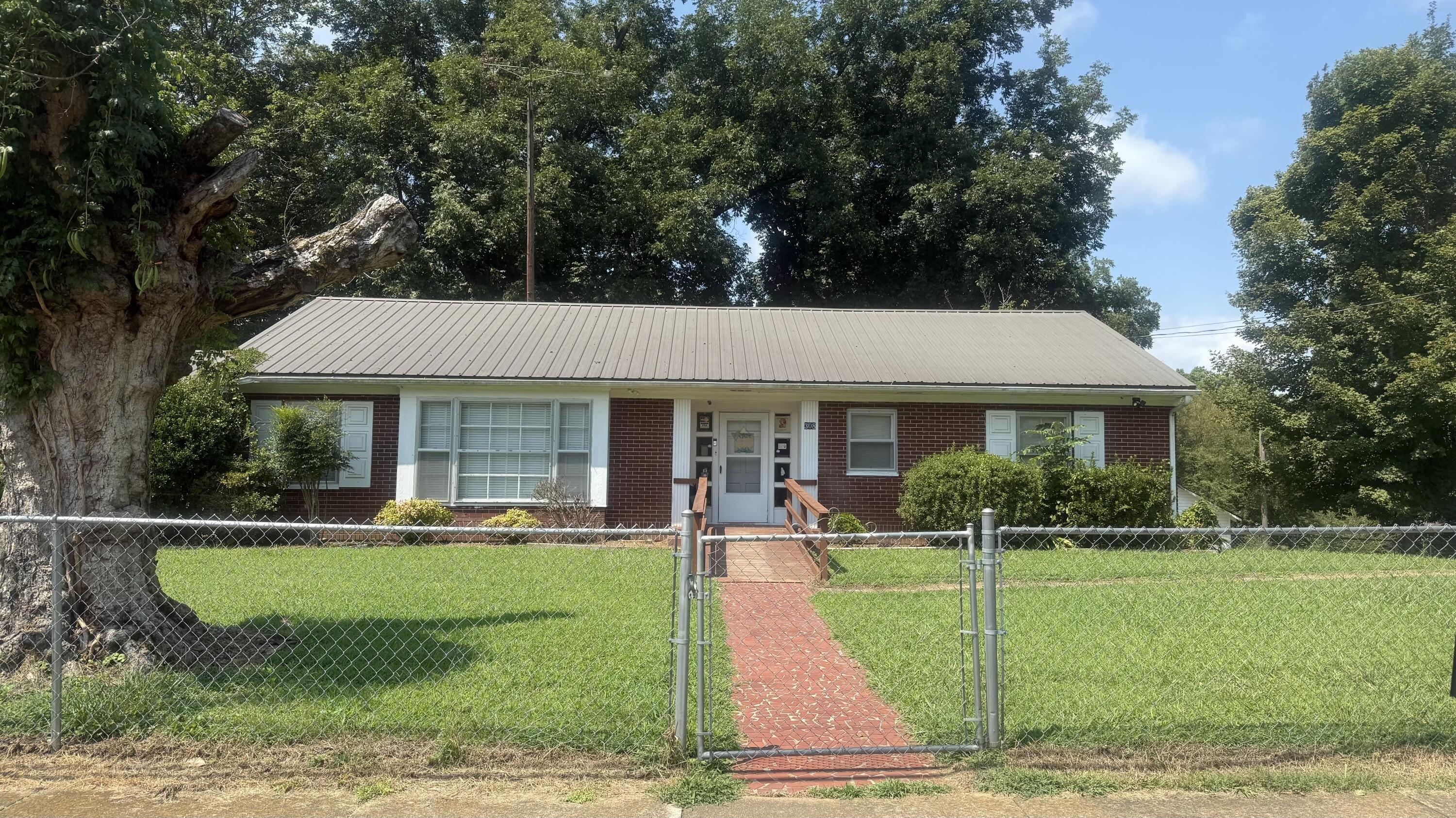 S Cherokee St, La Fayette, GA 30728