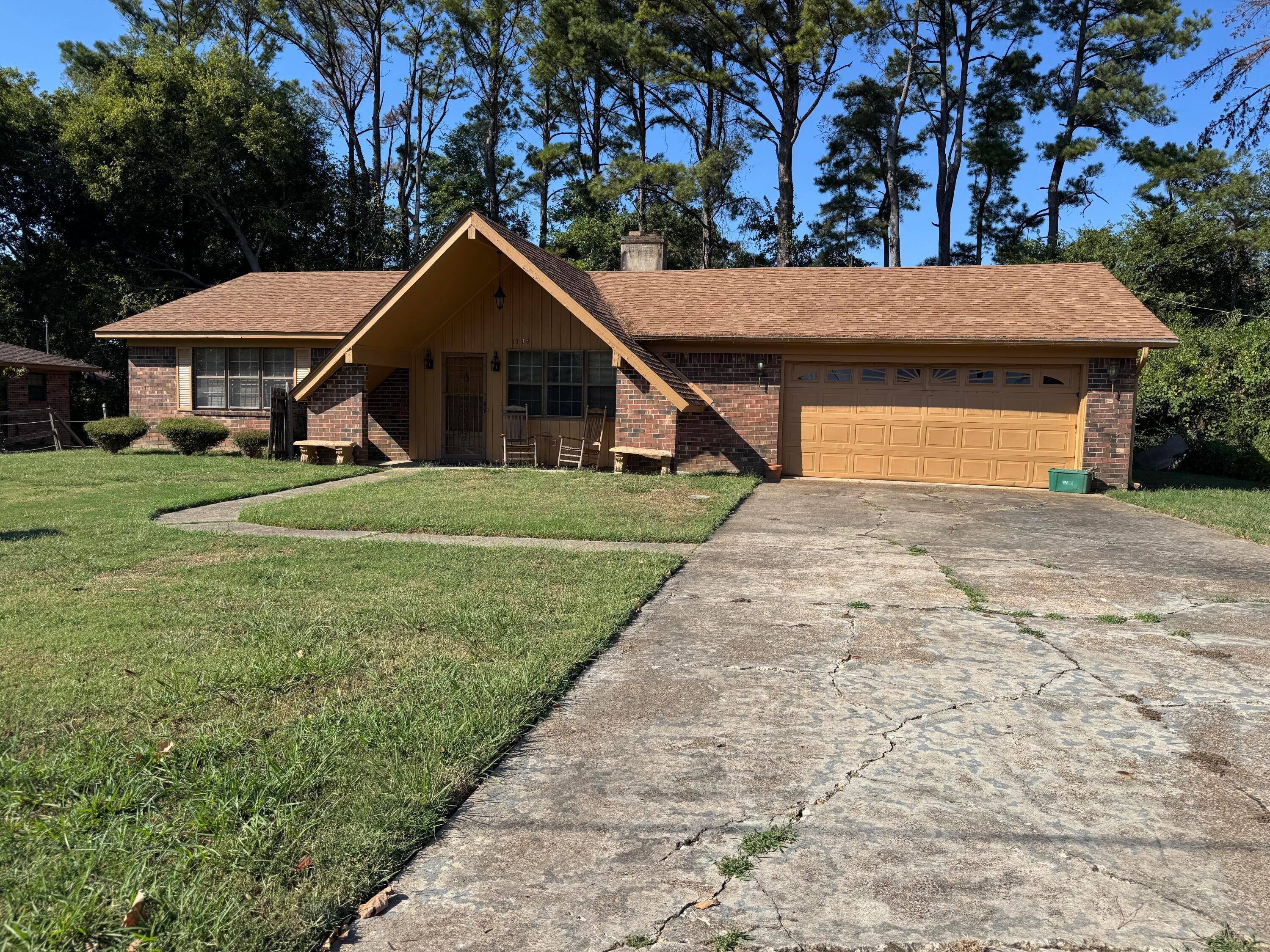 Rollingwood Dr, Tupelo, MS 38801