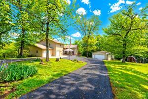 Eagle Point Rd, Eagle Rock, MO 65641