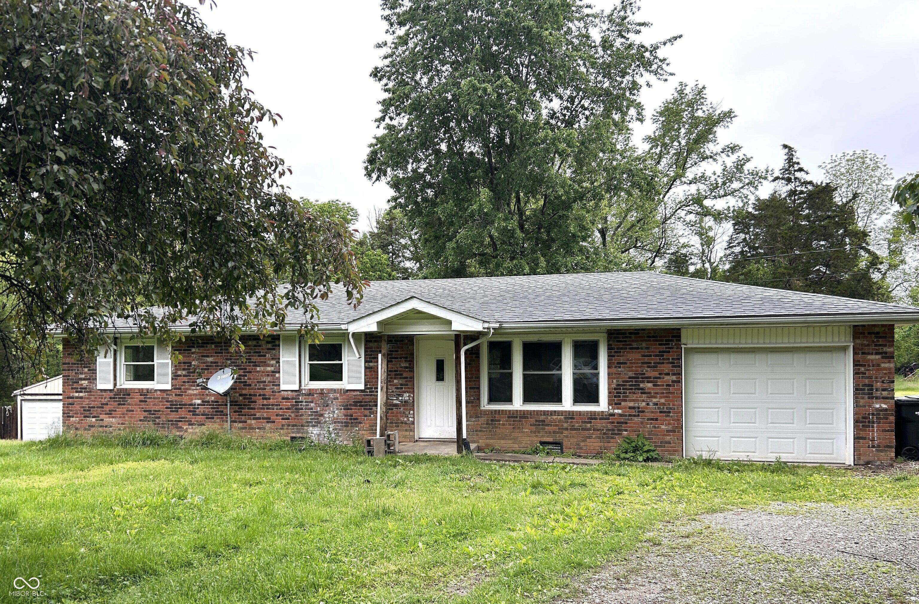 E Lois Ln, North Vernon, IN 47265