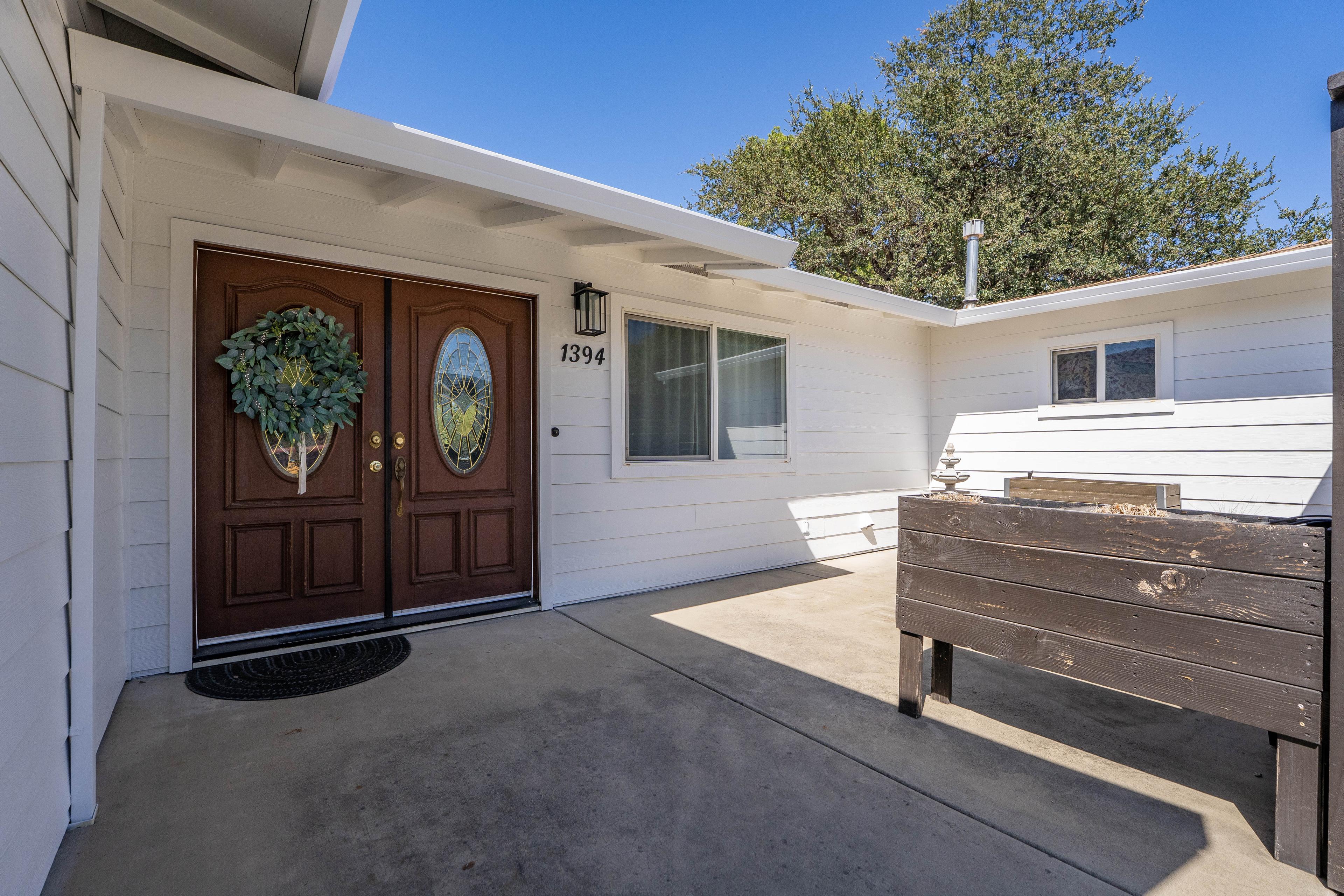Mistletoe Ln, Redding, CA 96002