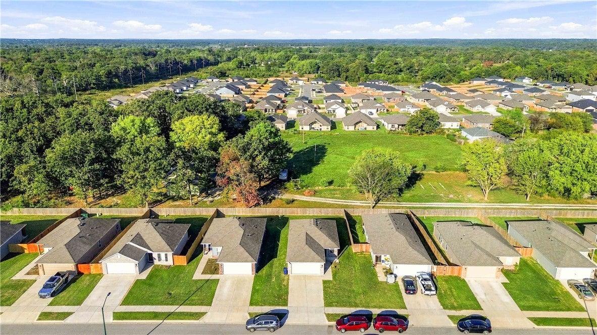 N Hariet Dr, Siloam Springs, AR 72761