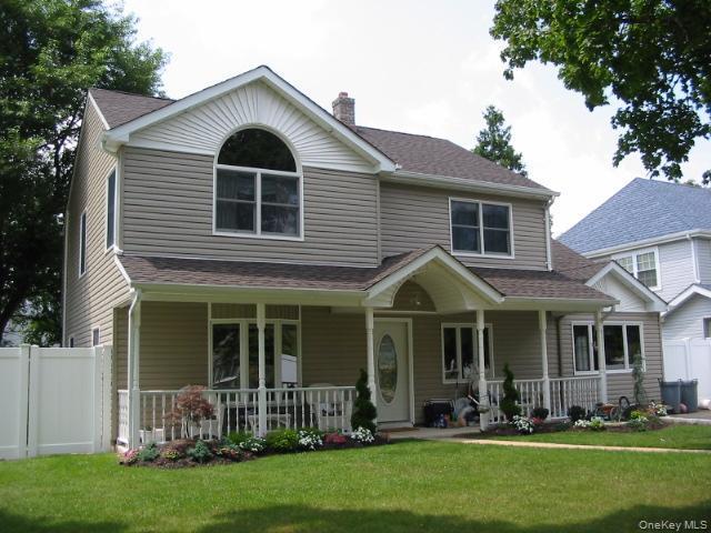 Crabtree Ln, Levittown, NY 11756