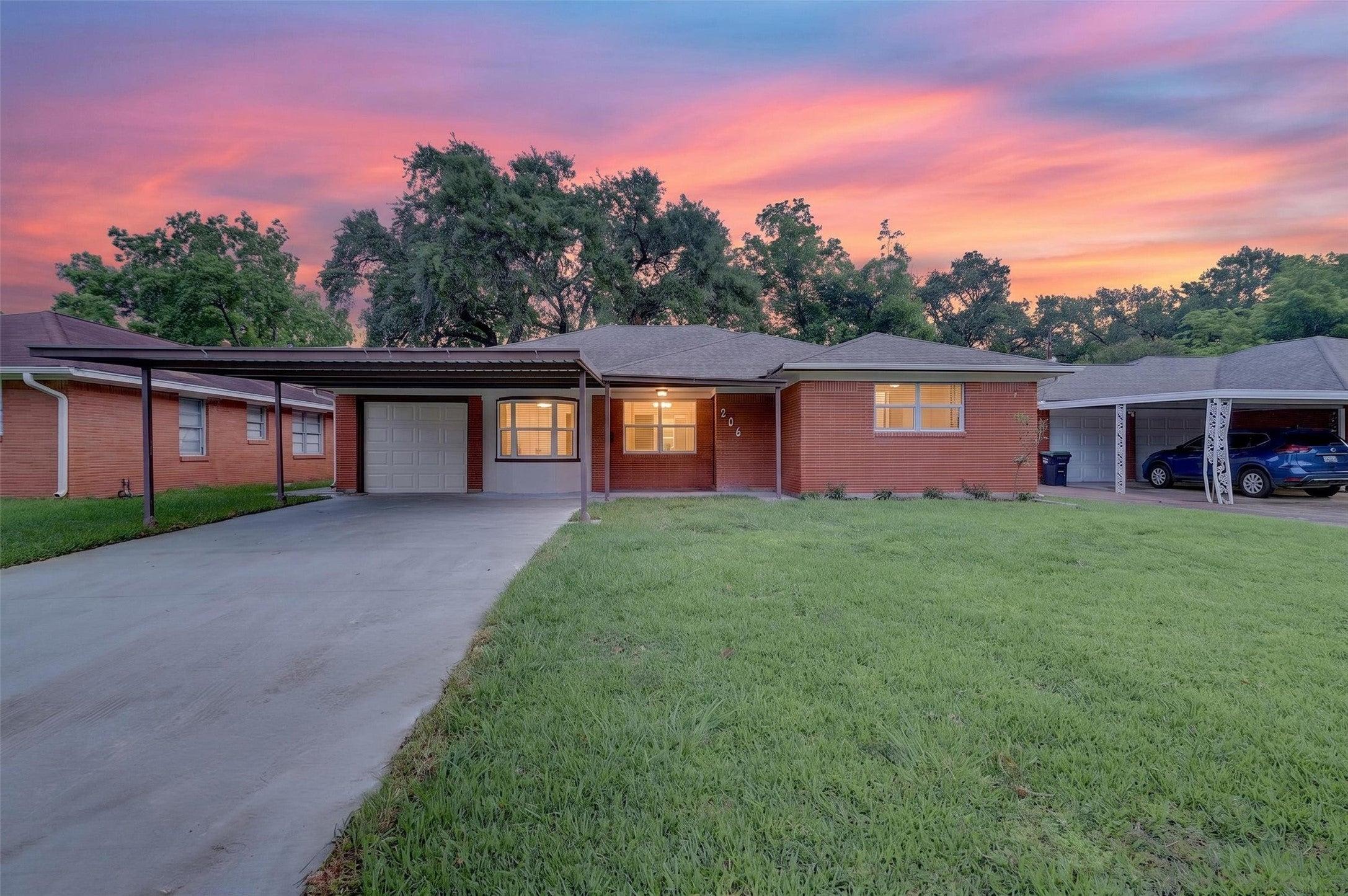 Mockingbird Ln, Pasadena, TX 77502