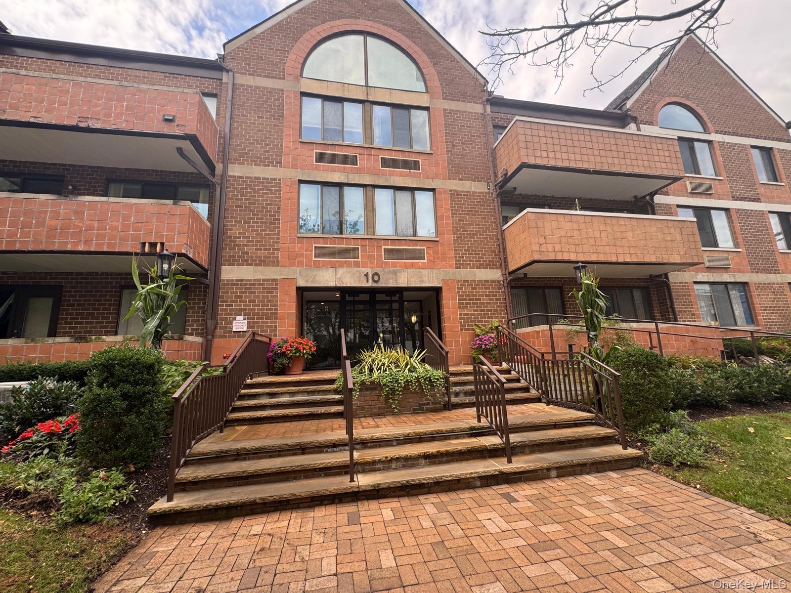Canterbury Rd # 104, Great Neck, NY 11021