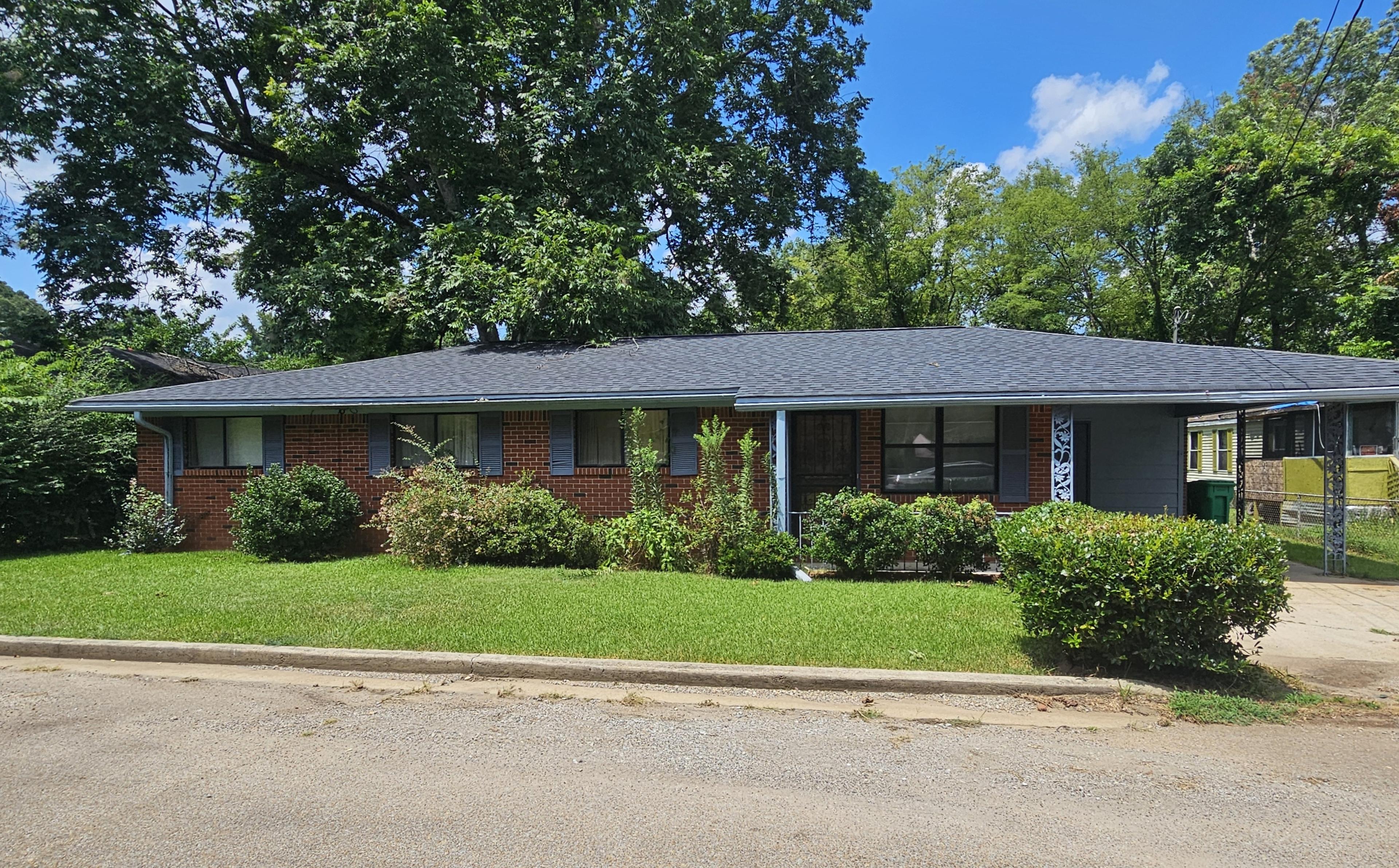 Schoolhouse Ave, Columbus, MS 39701