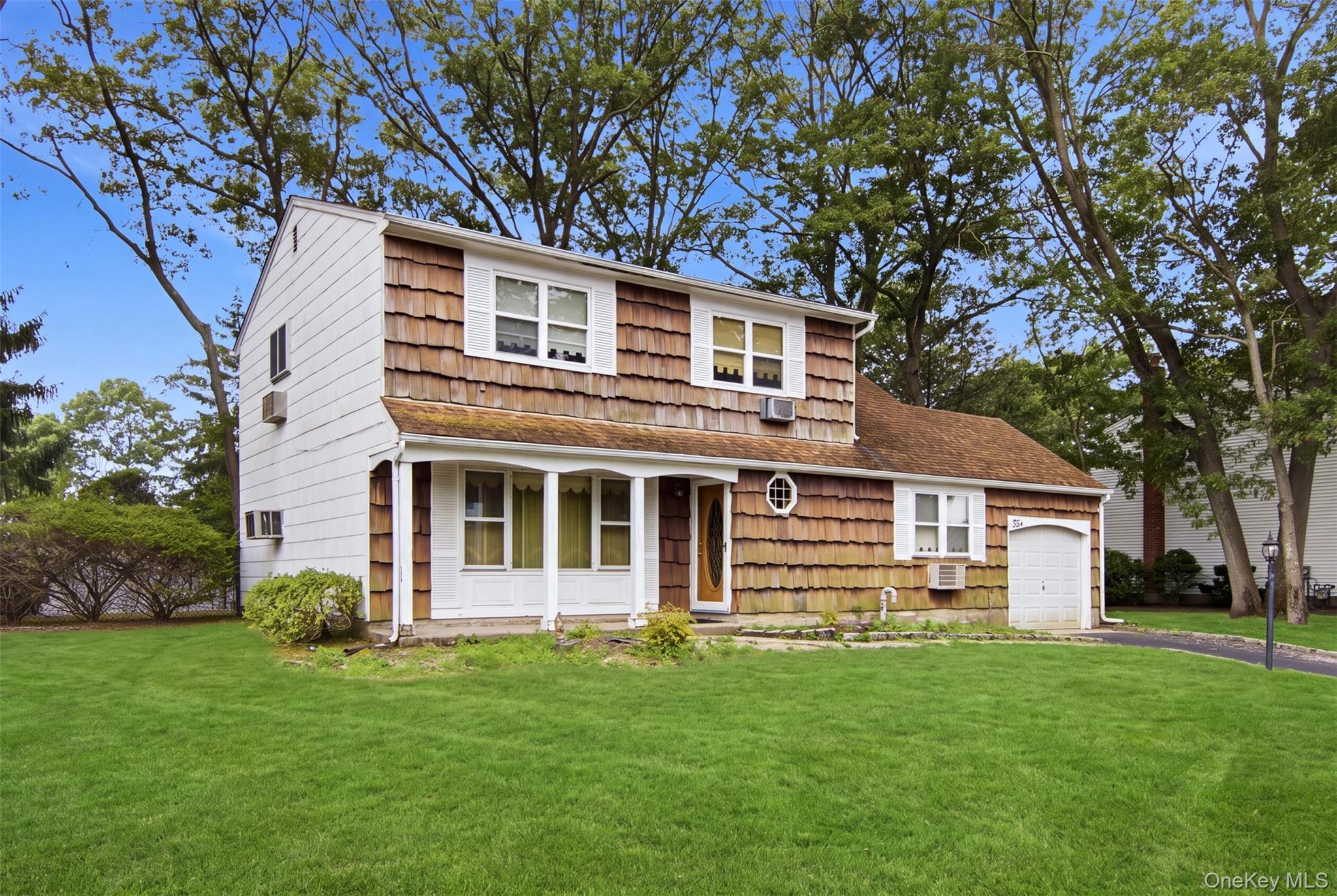 Smithtown Cres, Smithtown, NY 11787