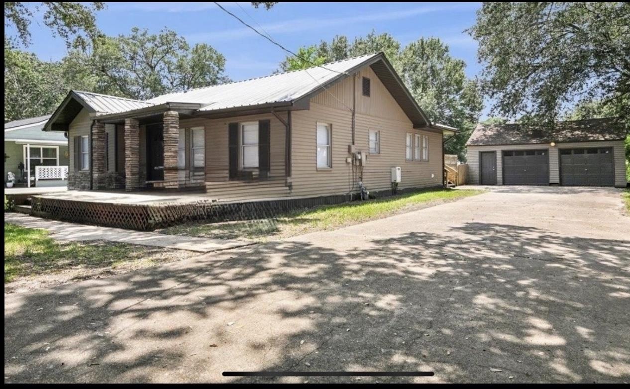 Charles Ave, Groves, TX 77619