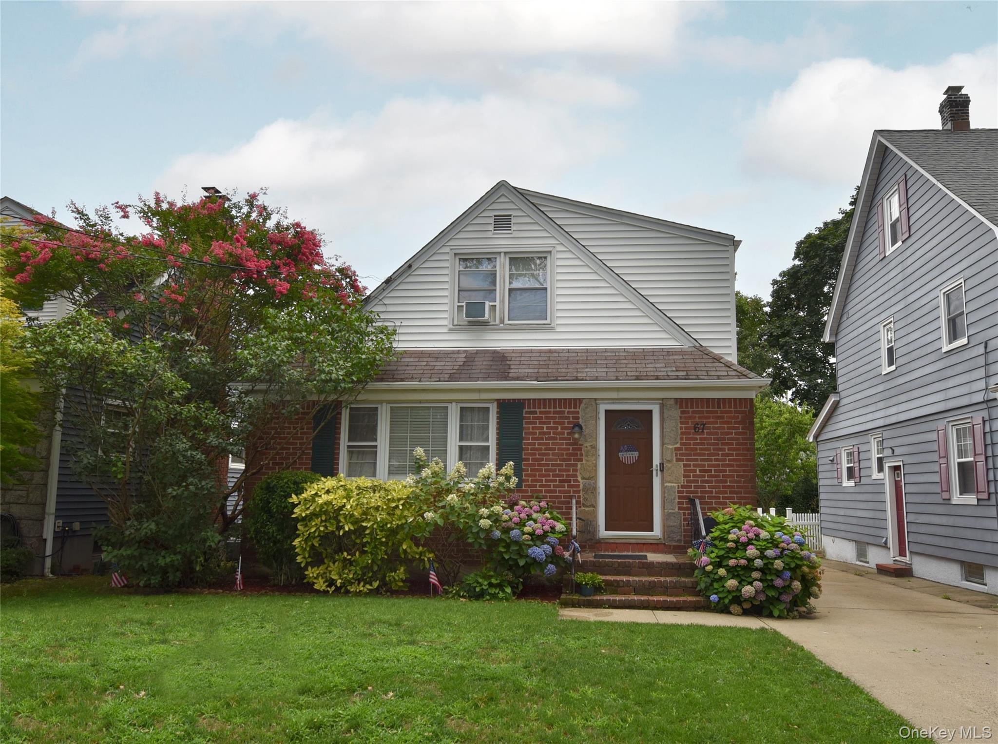 Iris Ave, Floral Park, NY 11001