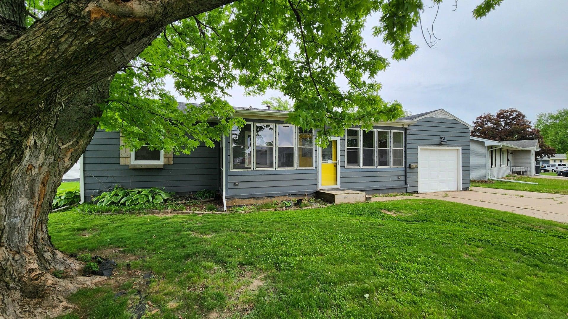 Highview Dr, Clinton, IA 52732