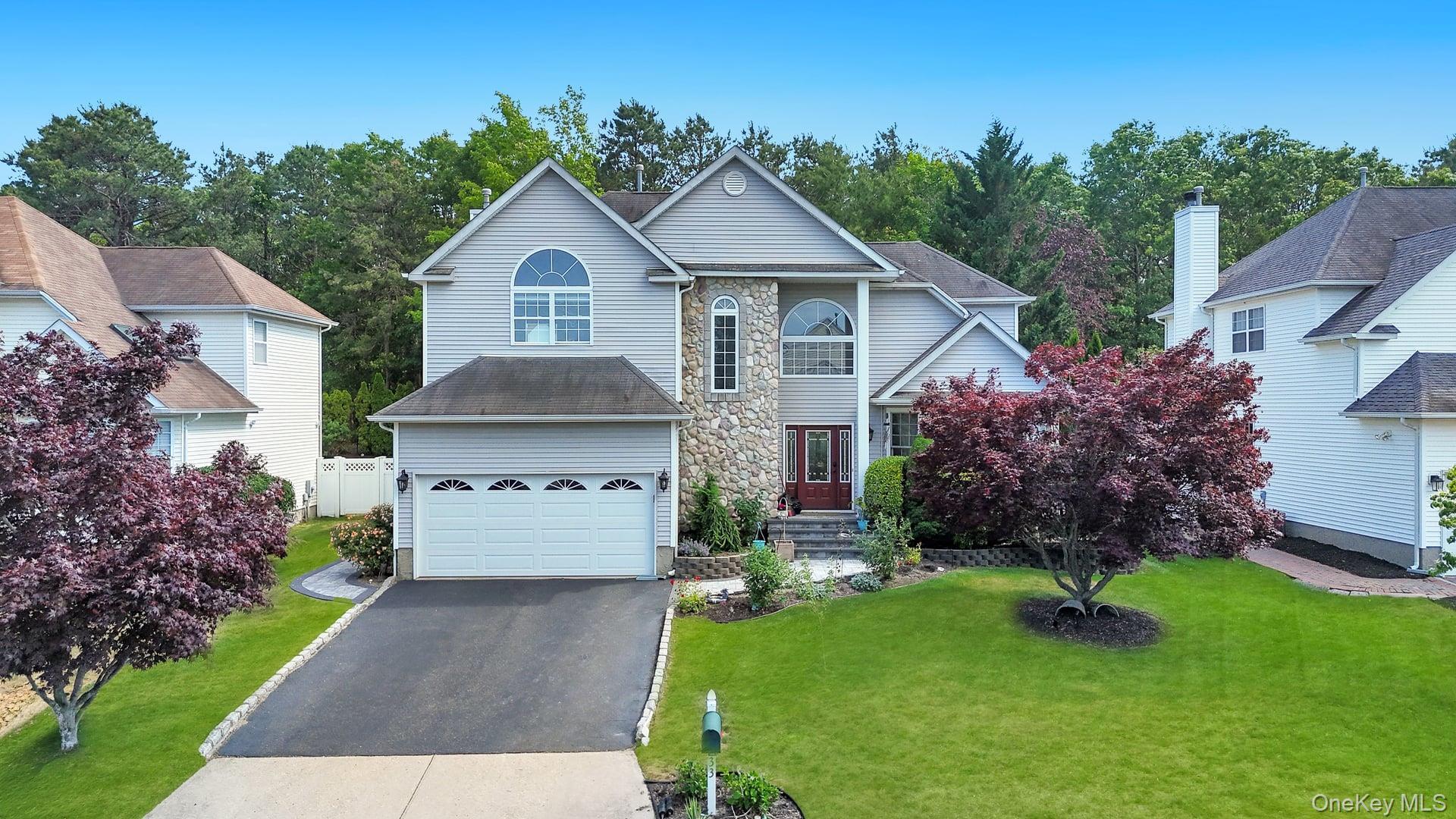 Peachtree Ct, Holtsville, NY 11742