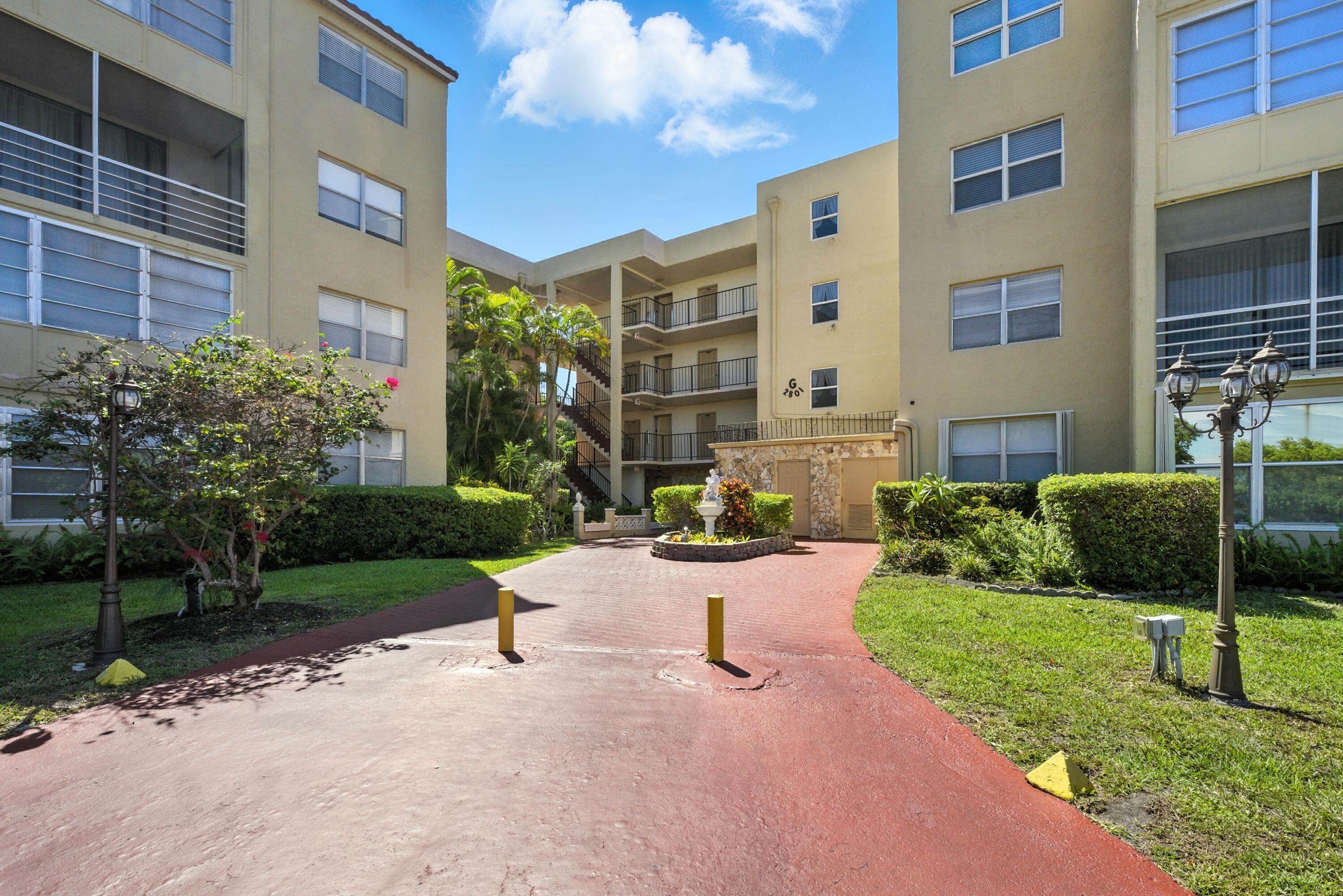 Somerset Dr, Lauderdale Lakes, FL 33311
