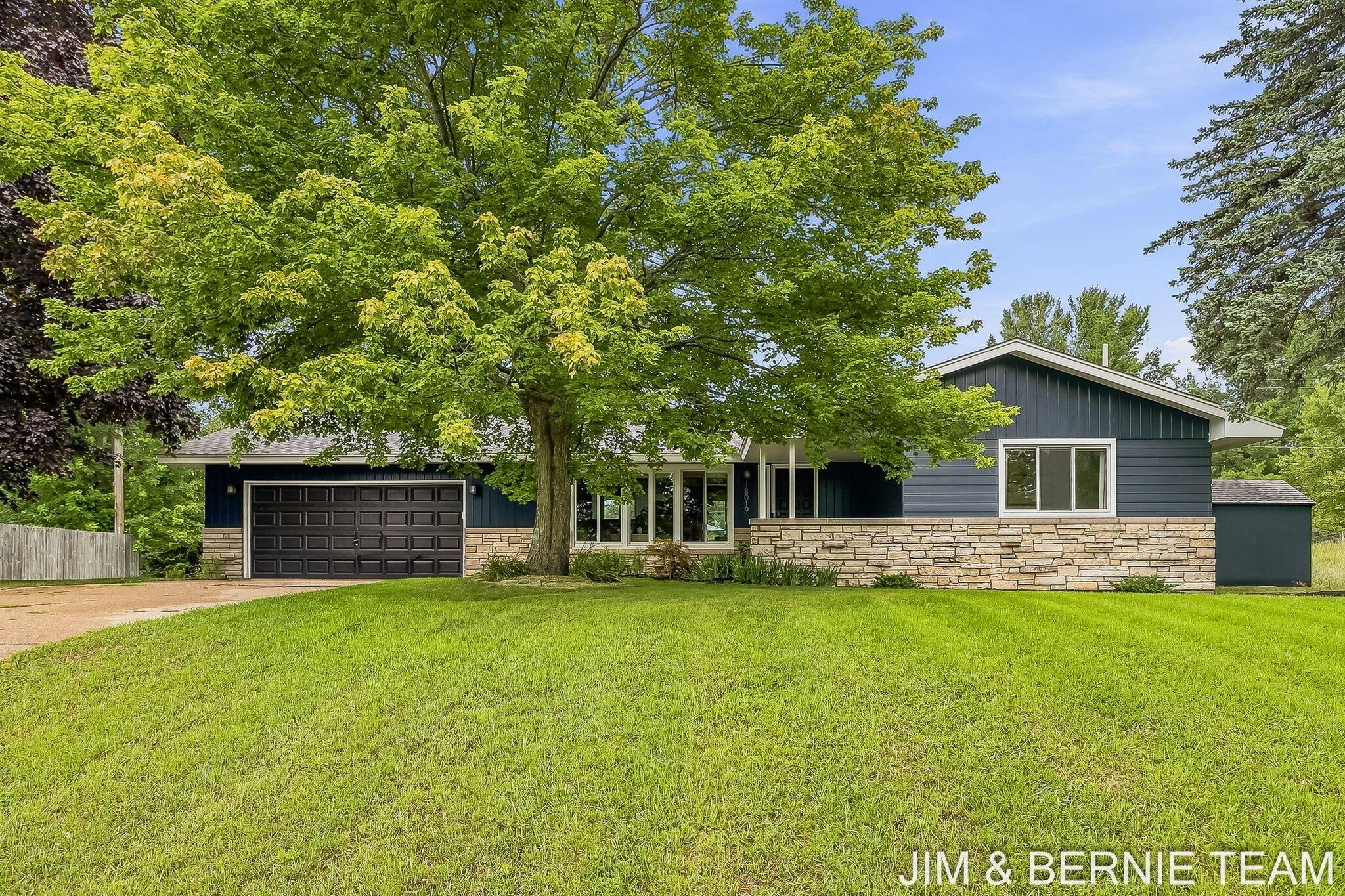 Mohawk Dr, Spring Lake, MI 49456