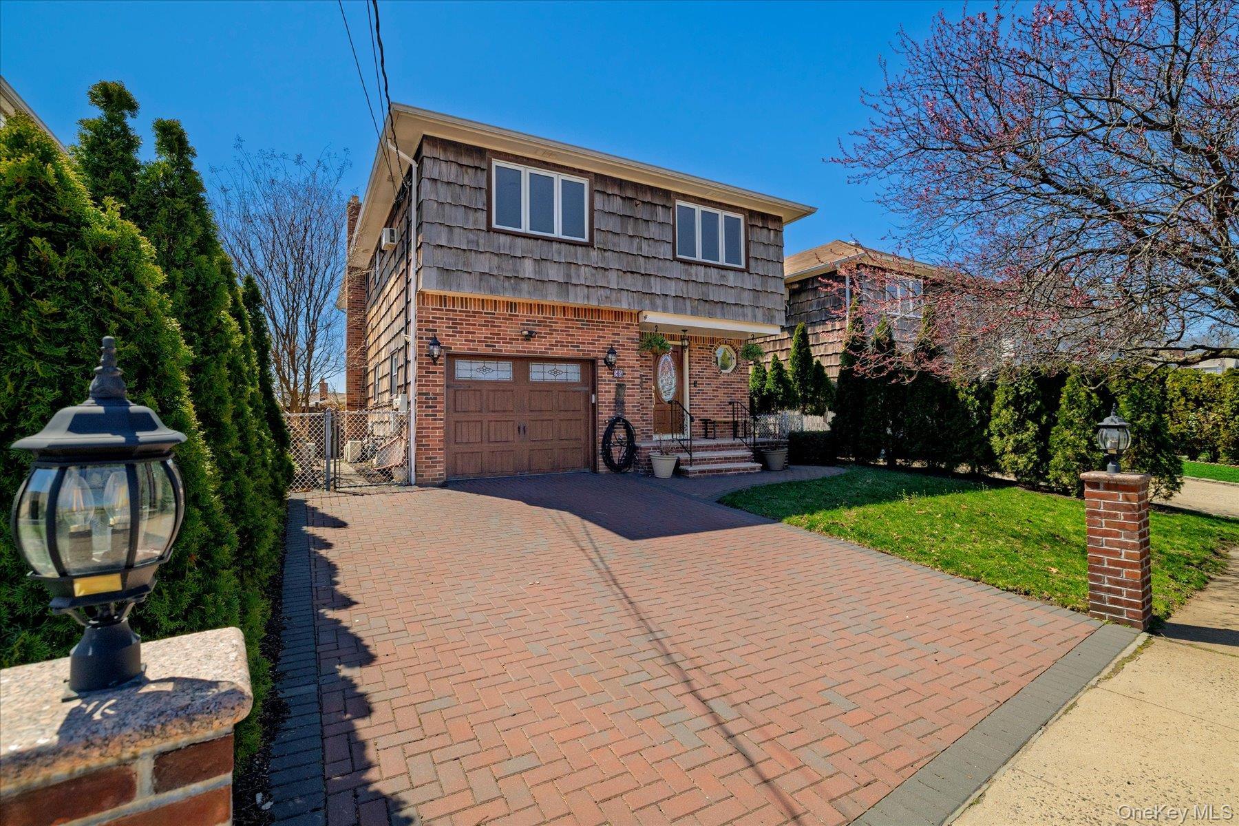 Vandewater Ave, Floral Park, NY 11001
