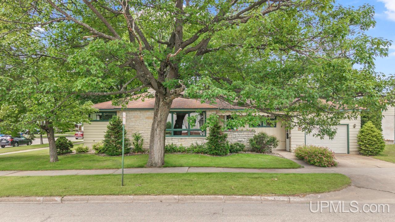 Minneapolis Ave, Gladstone, MI 49837