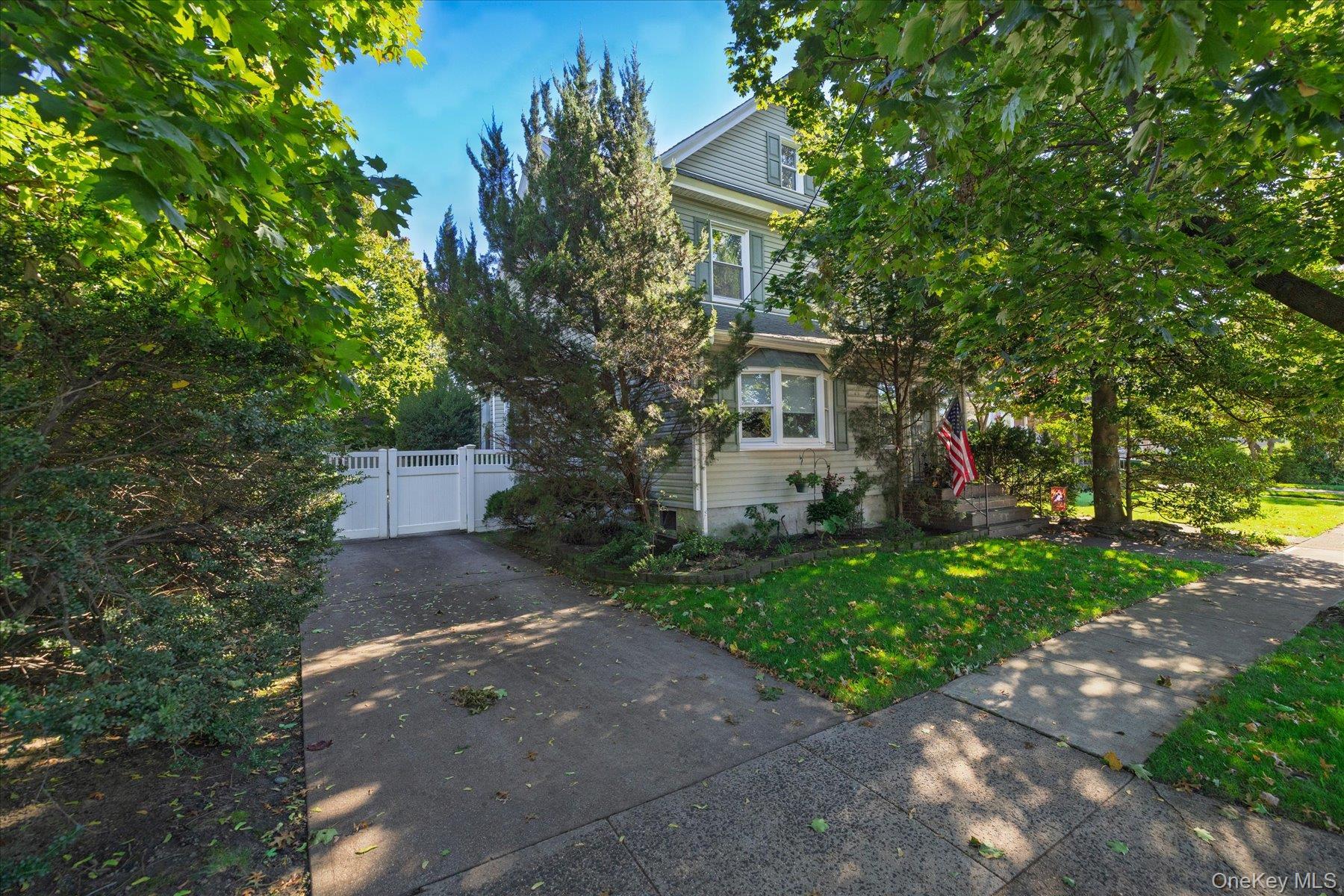 Stevens St, Oceanside, NY 11572