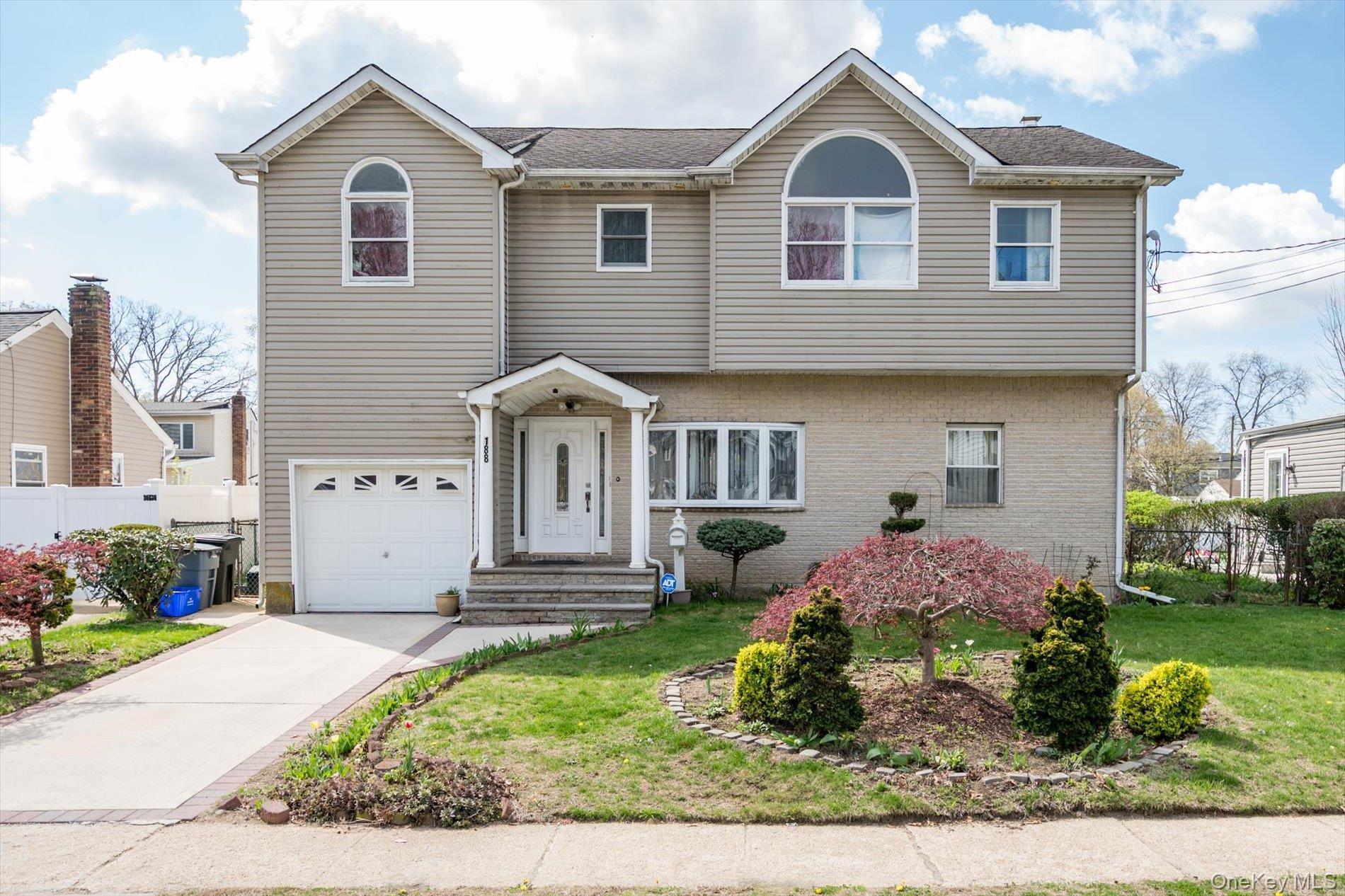 Beechwood Ave, Roosevelt, NY 11575