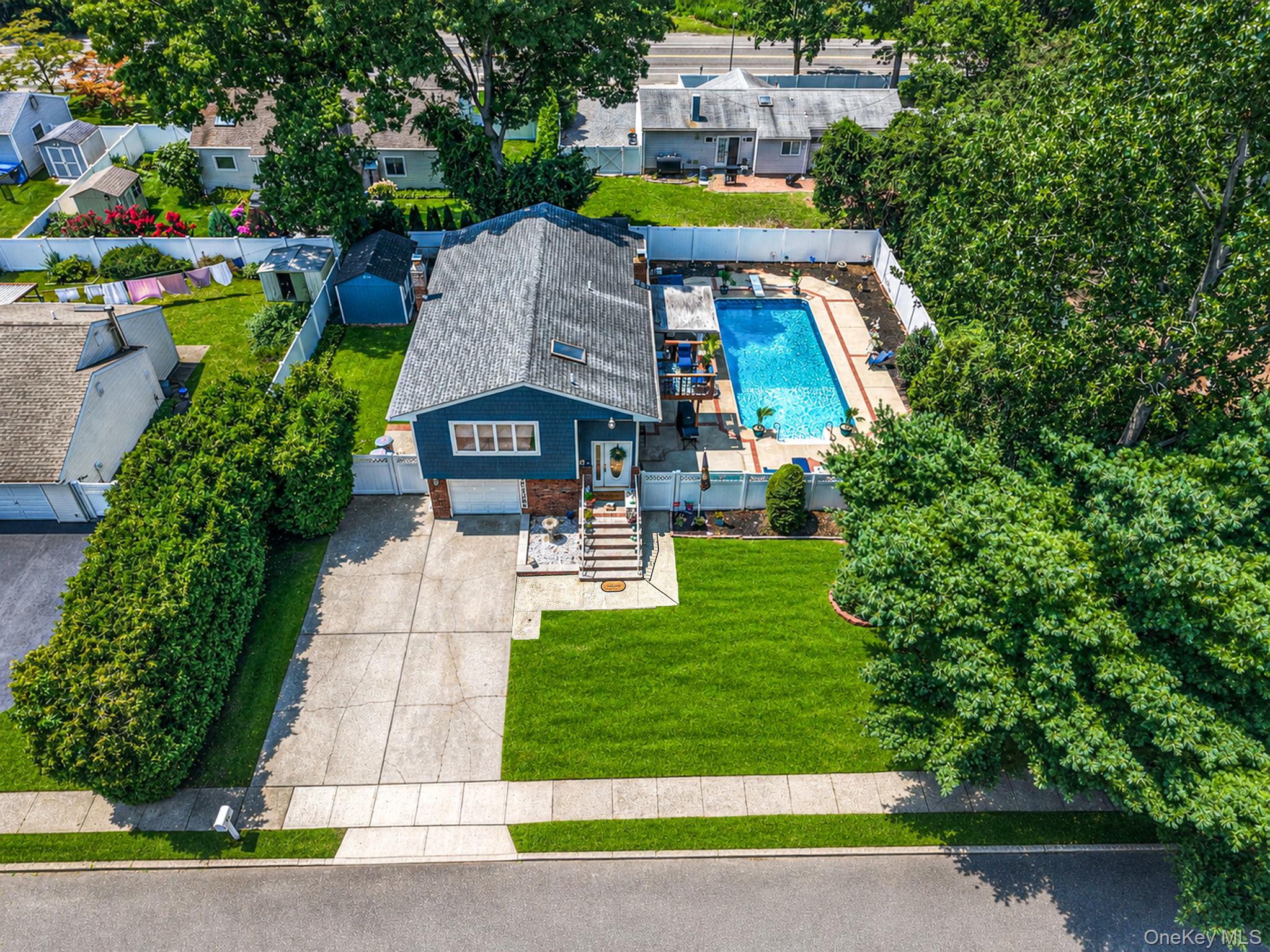 Fannie Dr, Farmingville, NY 11738