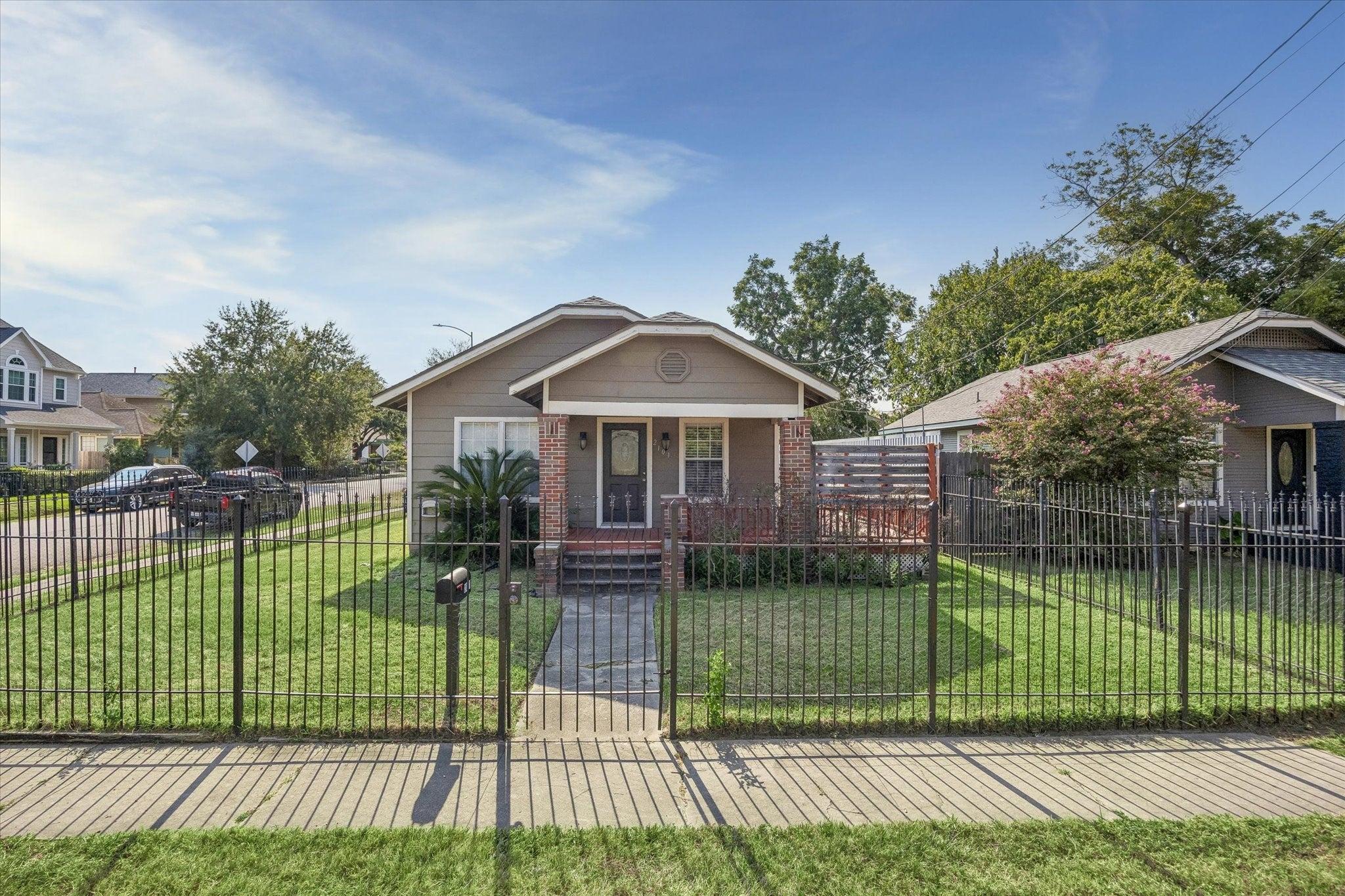 Lawrence St, Houston, TX 77008
