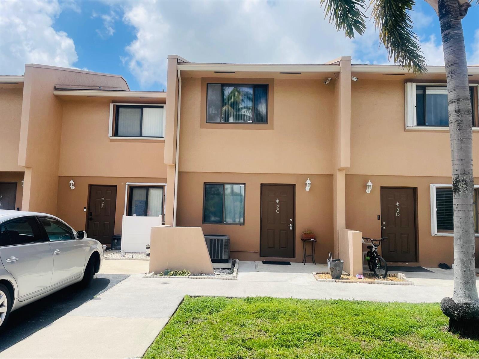 Sparrow Dr, Royal Palm Beach, FL 33411