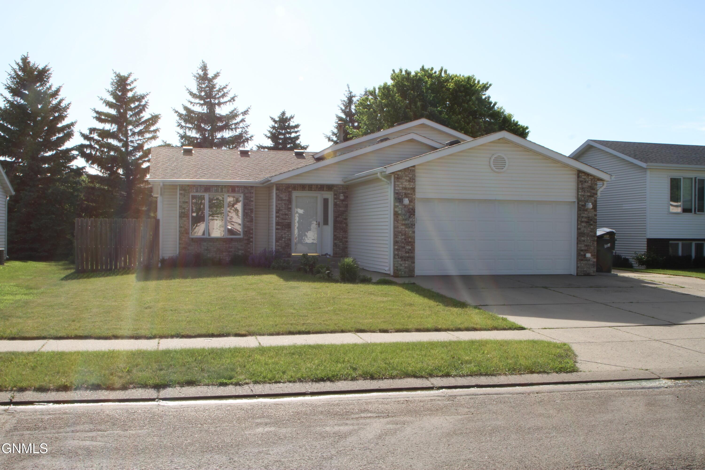 Lexington Dr, Bismarck, ND 58503