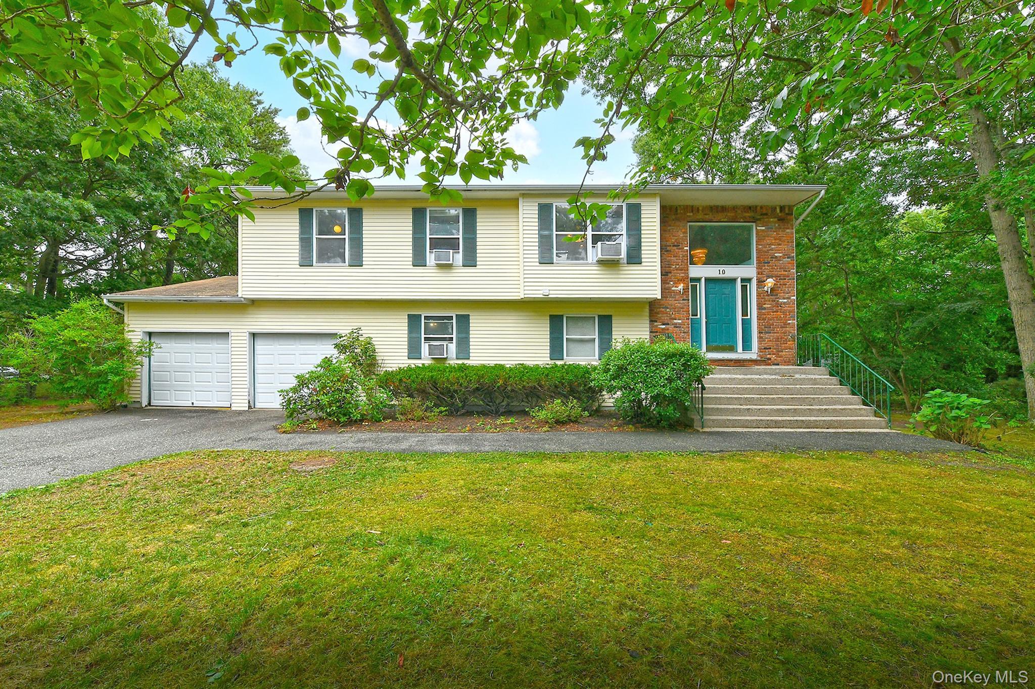 Woodbrook Cir, Holtsville, NY 11742