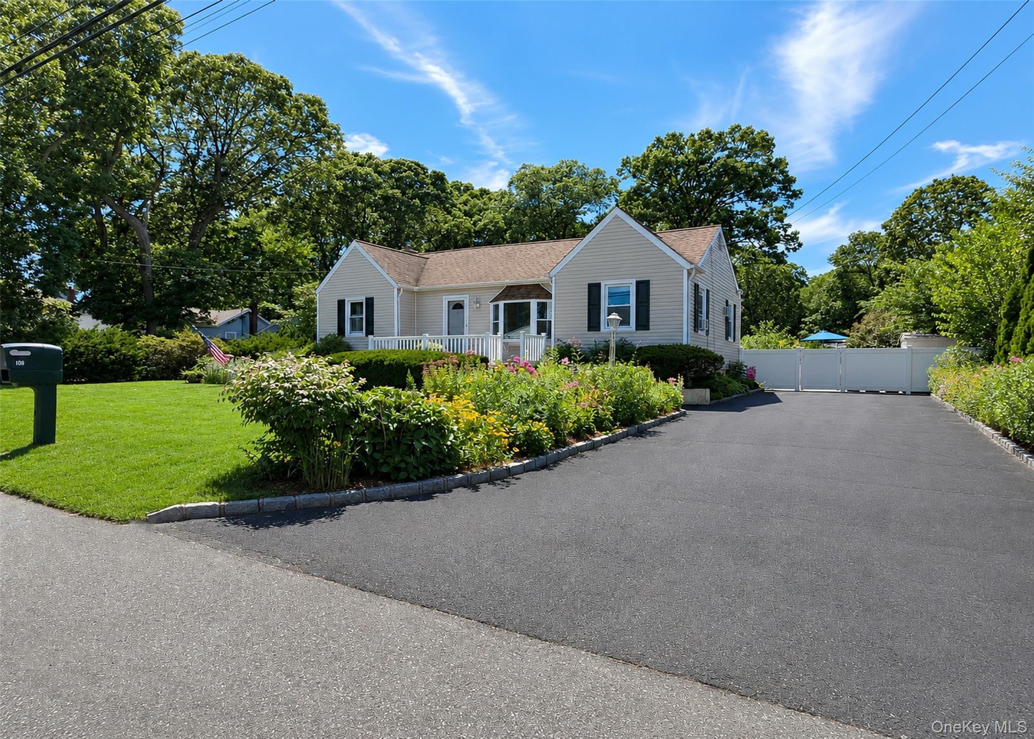Magnolia Dr, Selden, NY 11784