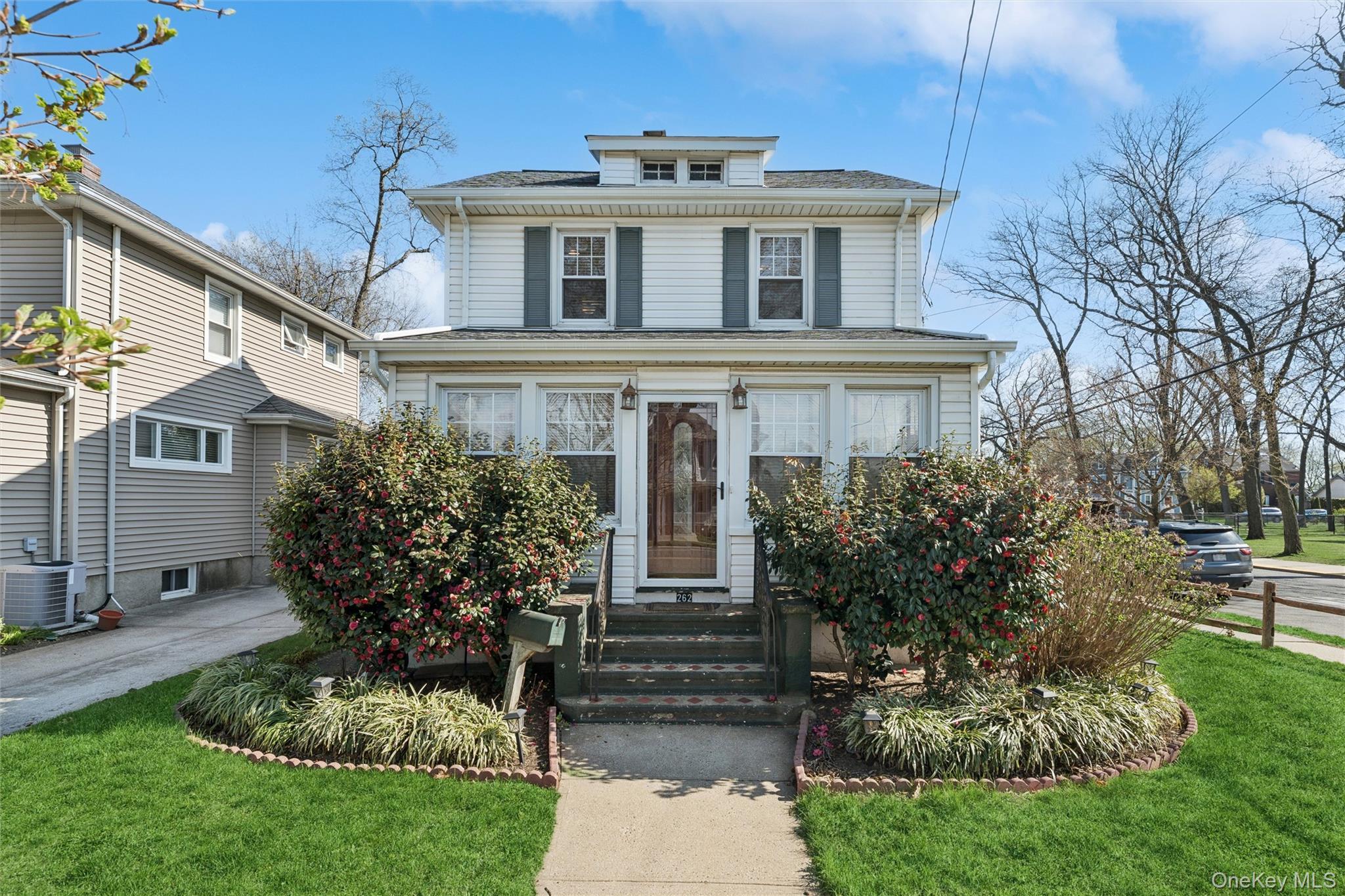 Floral Blvd, Floral Park, NY 11001