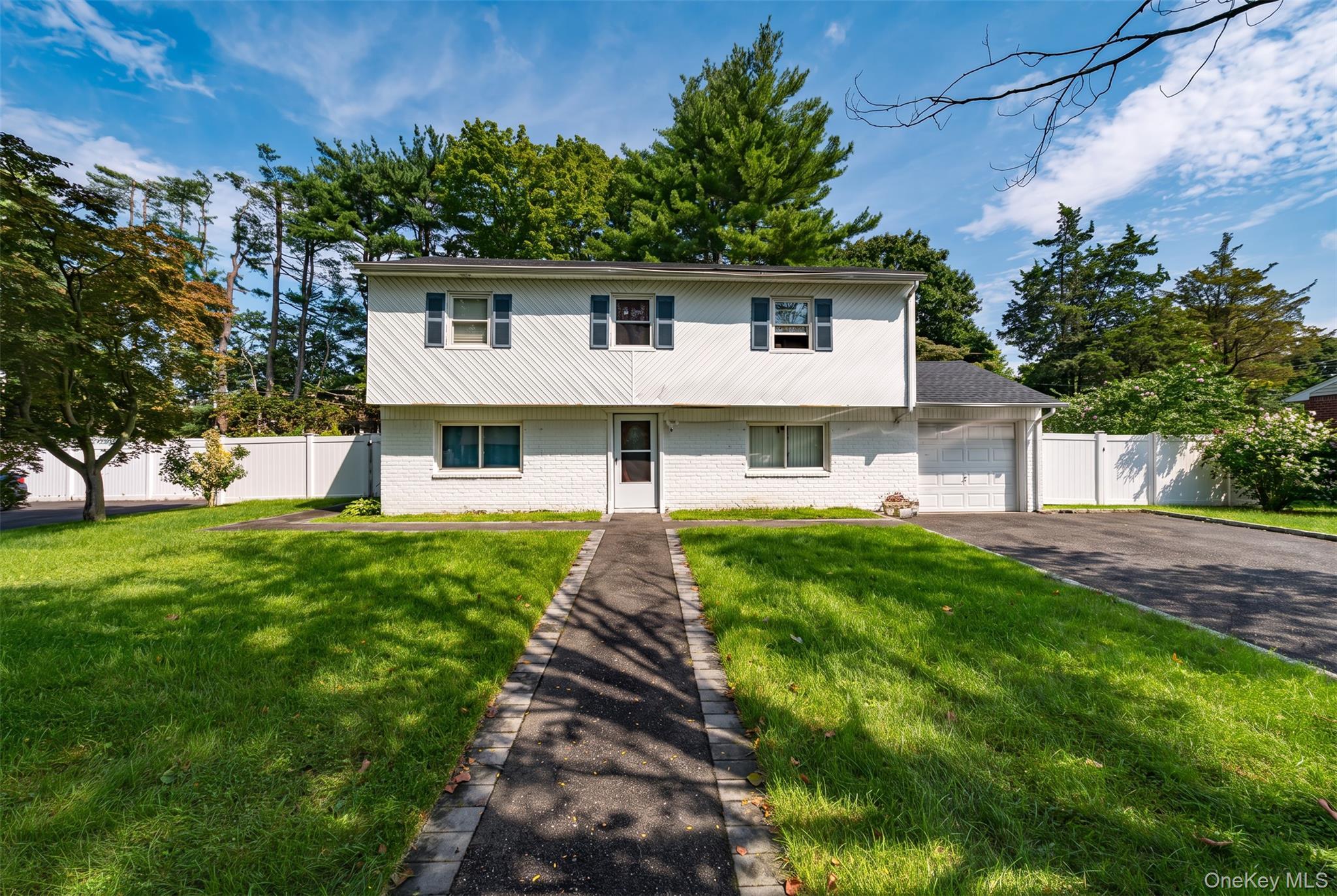 South Ln, Huntington, NY 11743
