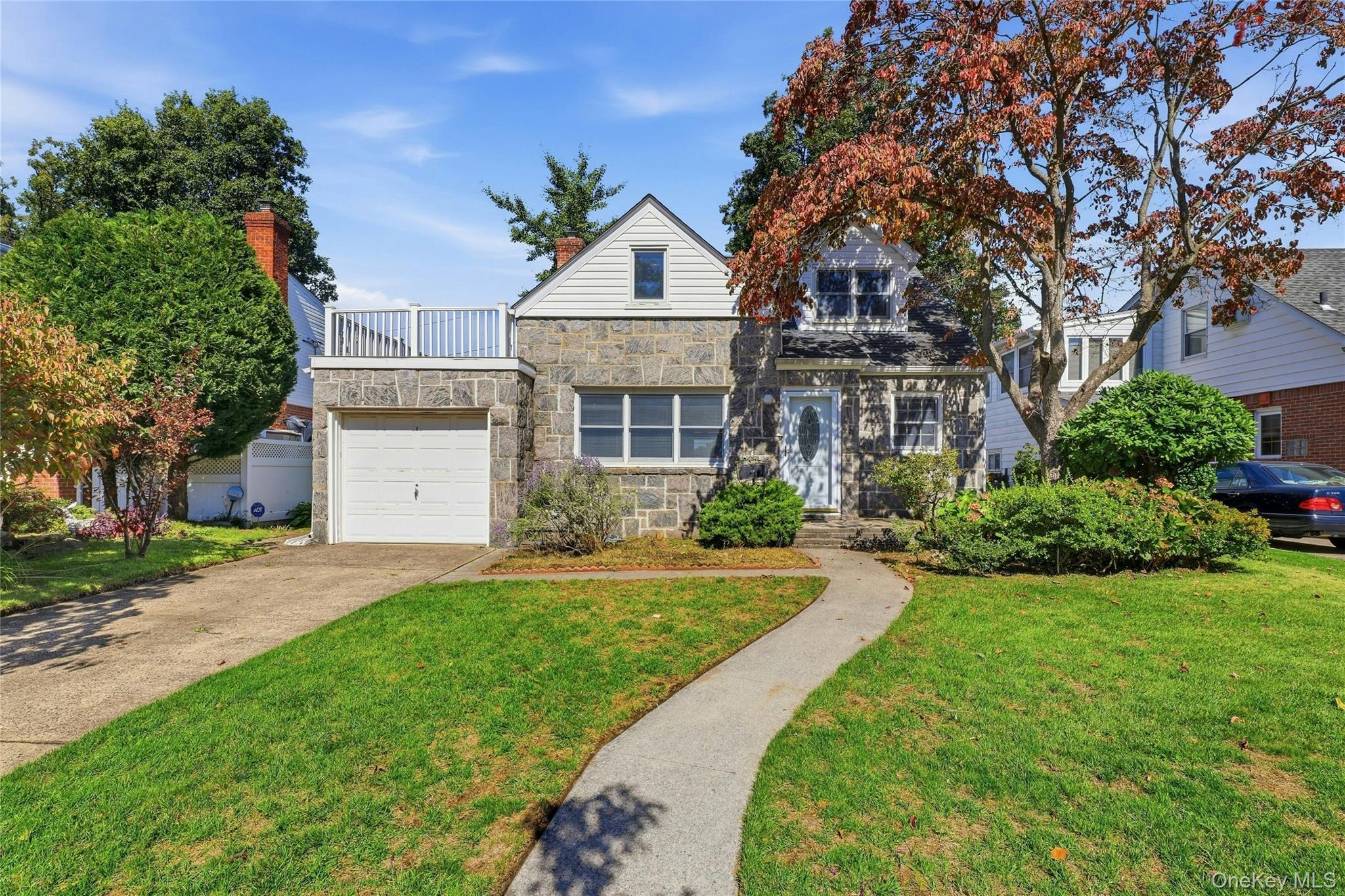 Oak Dr, New Hyde Park, NY 11040