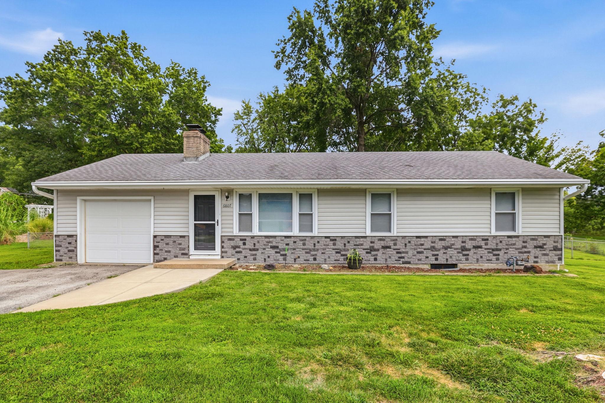 N Brookside Rd, Pleasant Valley, MO 64068
