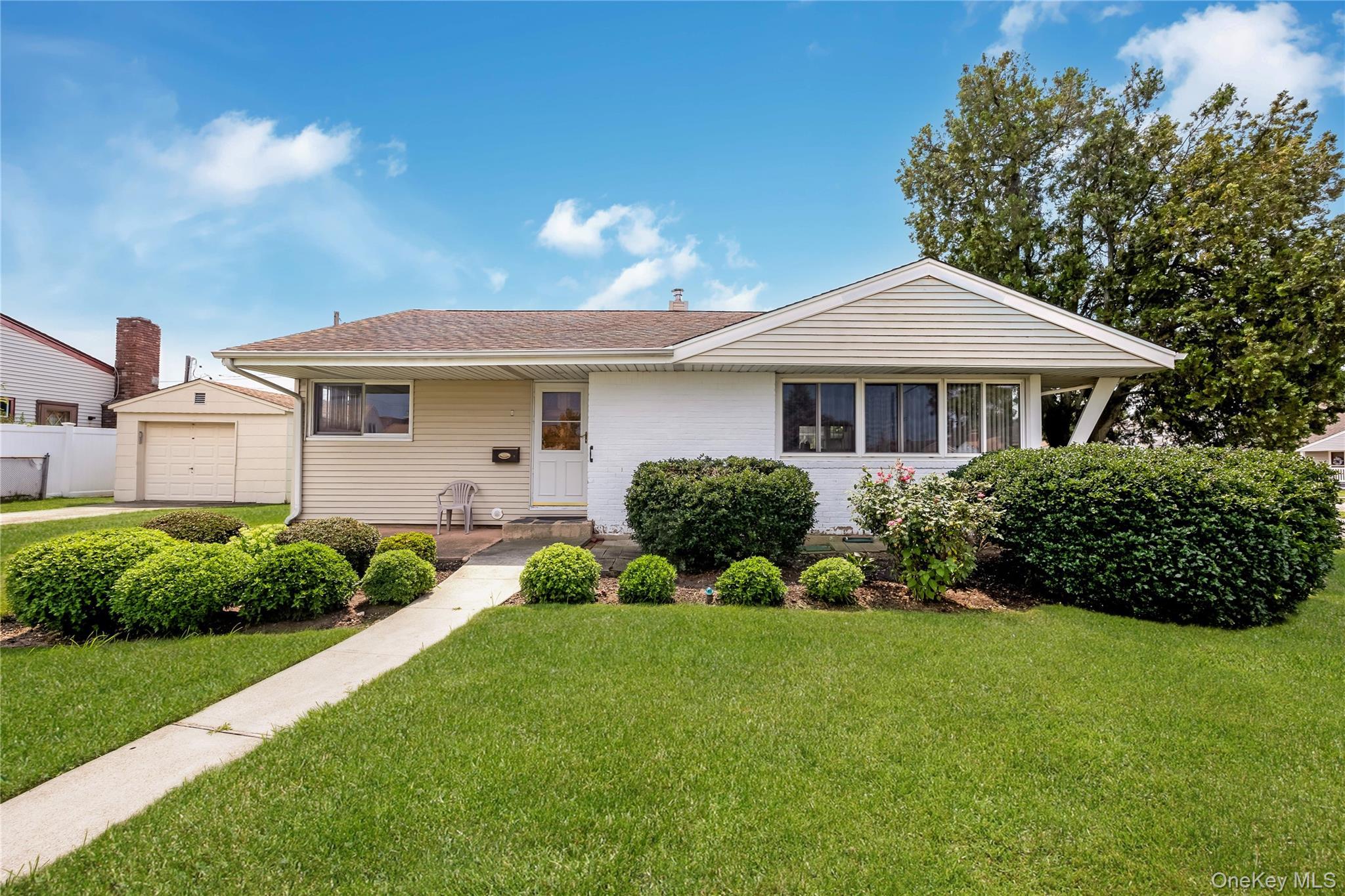 Mozart Ln, Bethpage, NY 11714