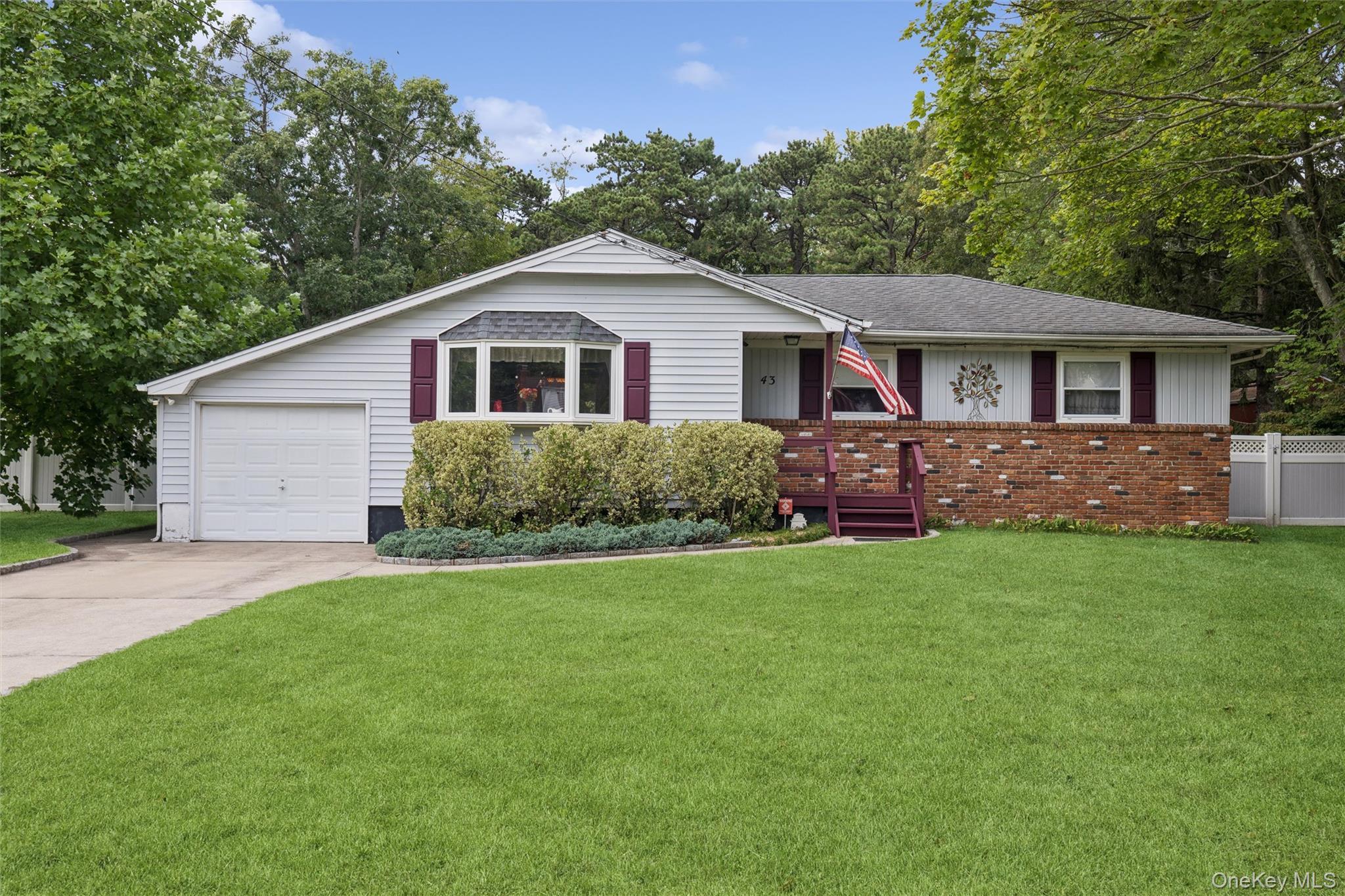 Columbus Ave, Brentwood, NY 11717