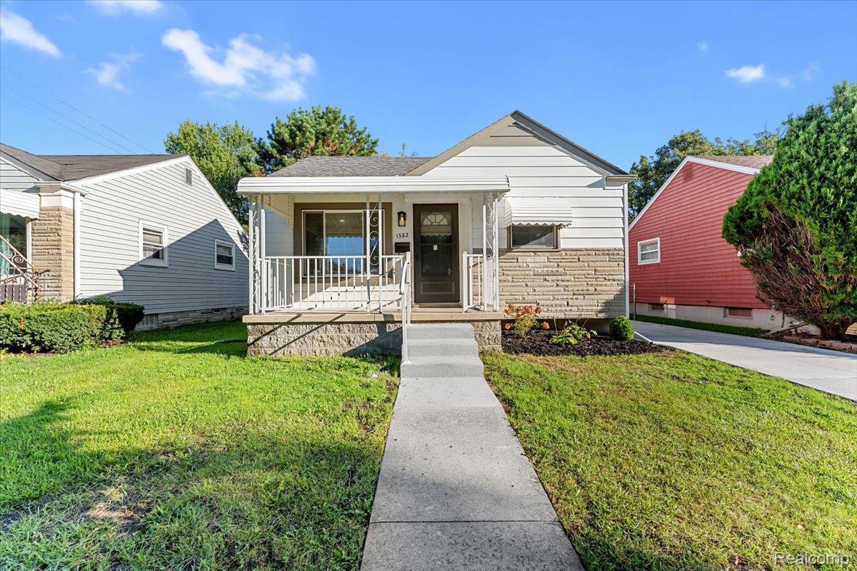Gregory Ave, Lincoln Park, MI 48146