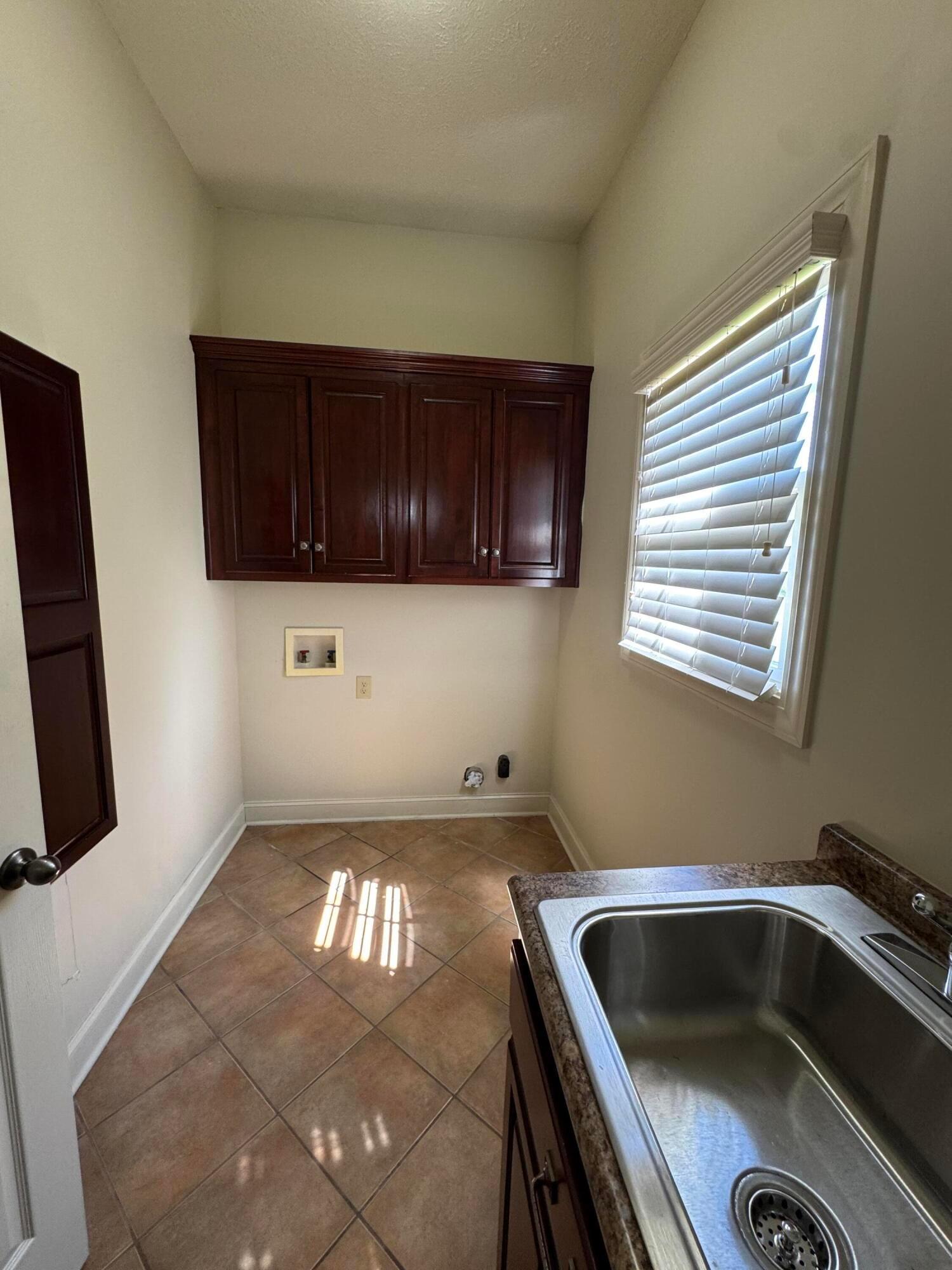 Honeysuckle Ln, Tupelo, MS 38801