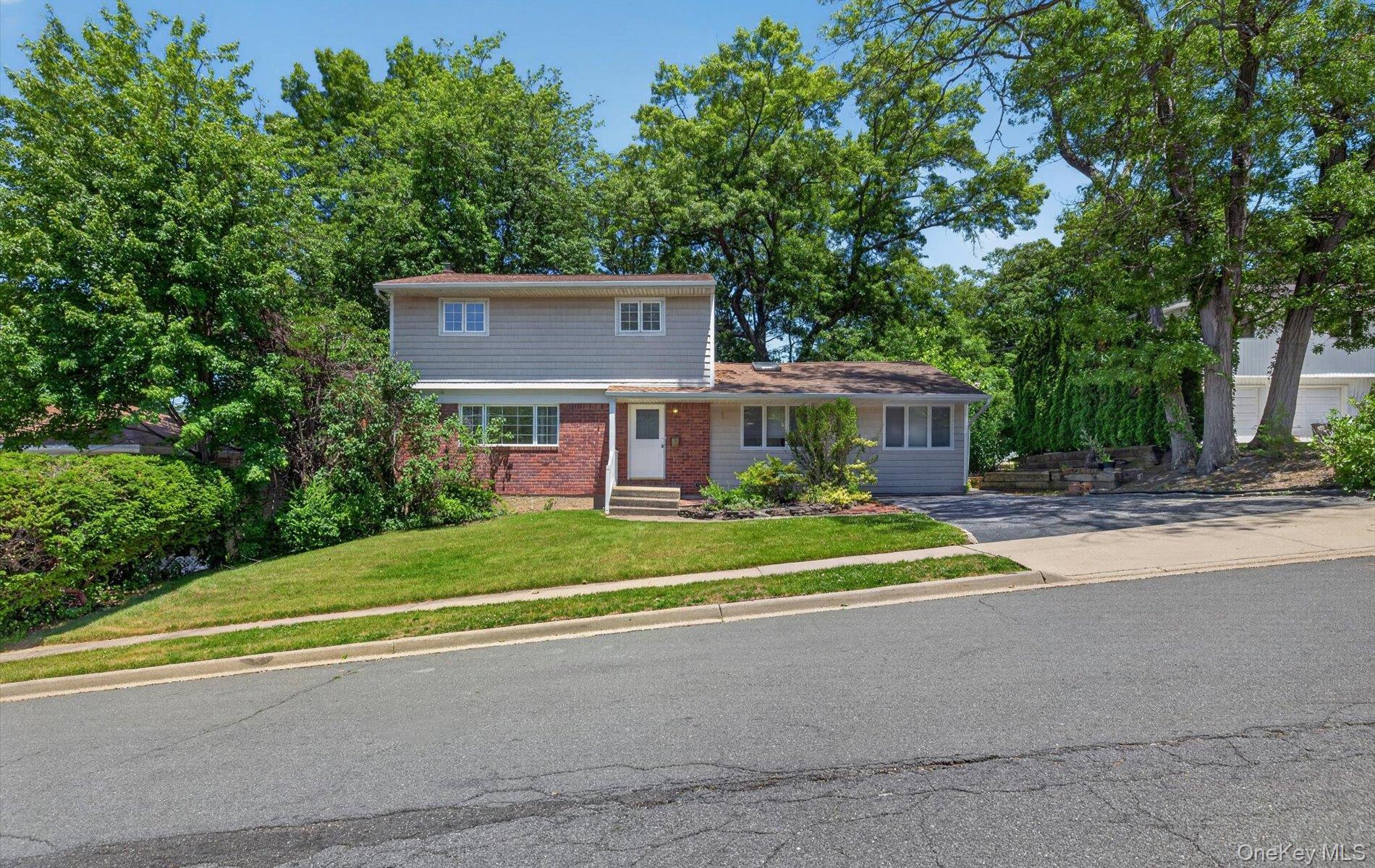 Beaumont Dr, Plainview, NY 11803