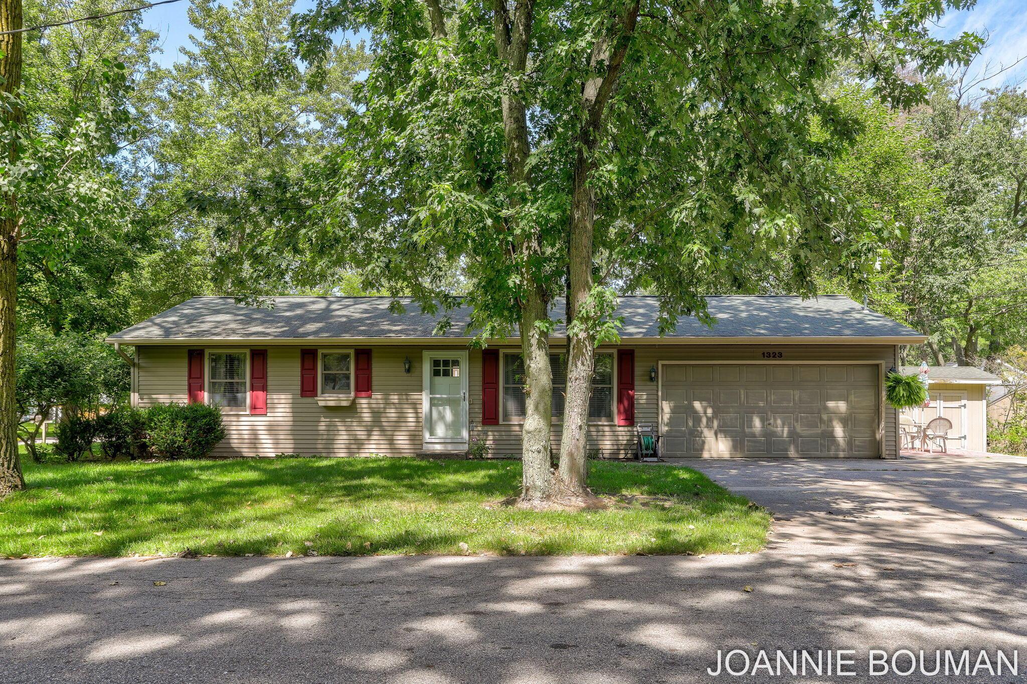 Floral St, Holland, MI 49423