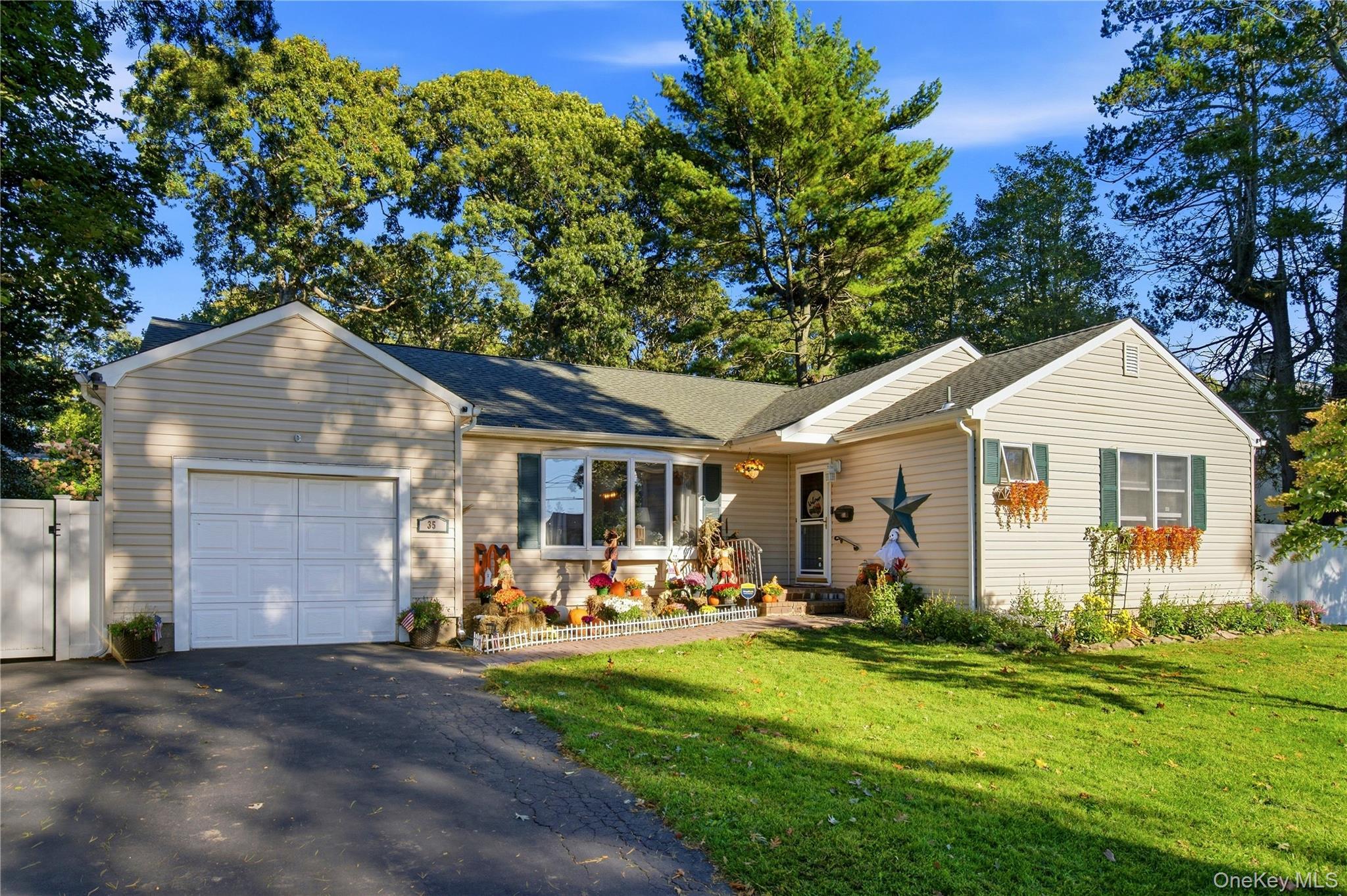 Wyant Ave, Ronkonkoma, NY 11779