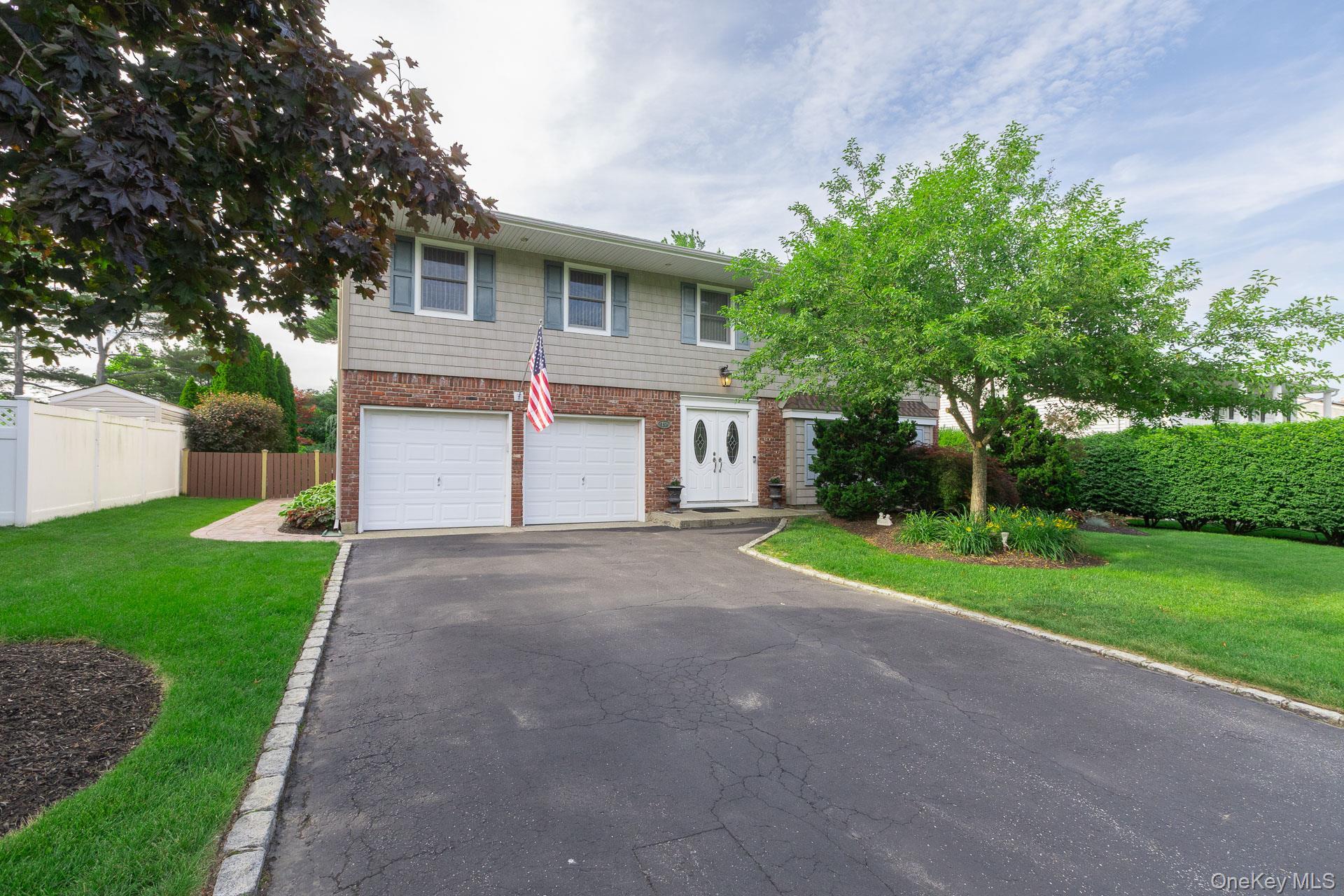 Knoll Ln, Smithtown, NY 11787