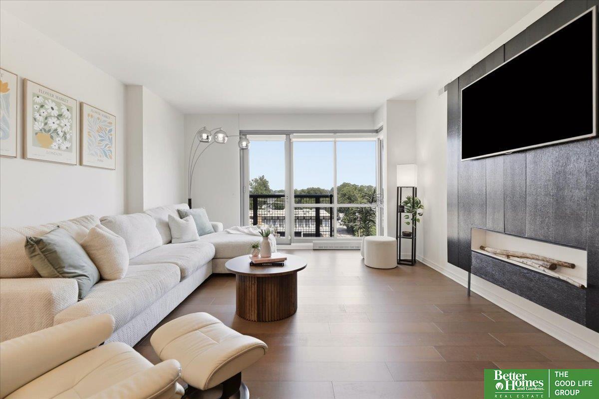 Dodge Ct, Omaha, NE 68131